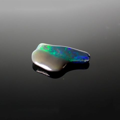 ◇バロック型◇ブラックオパール(宝石名オパール/加熱処理) エチオピア産 識別済 1.48ct / 14.4x8.2mm前後 [211013515]