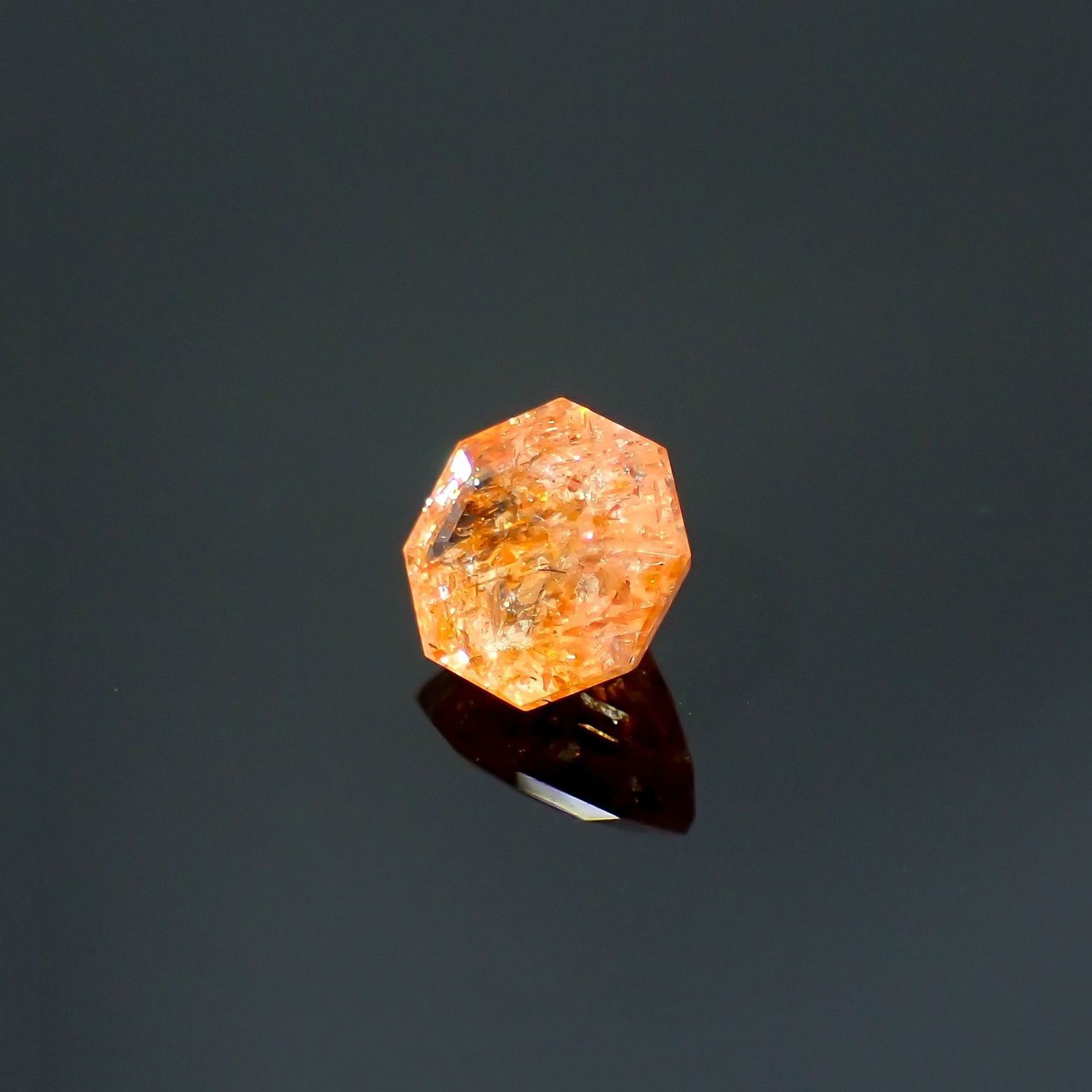 ◇オクタゴンカット◇イリュージョンサンストーン インド産 0.77ct / 5.7x5.6mm前後 [260215488]