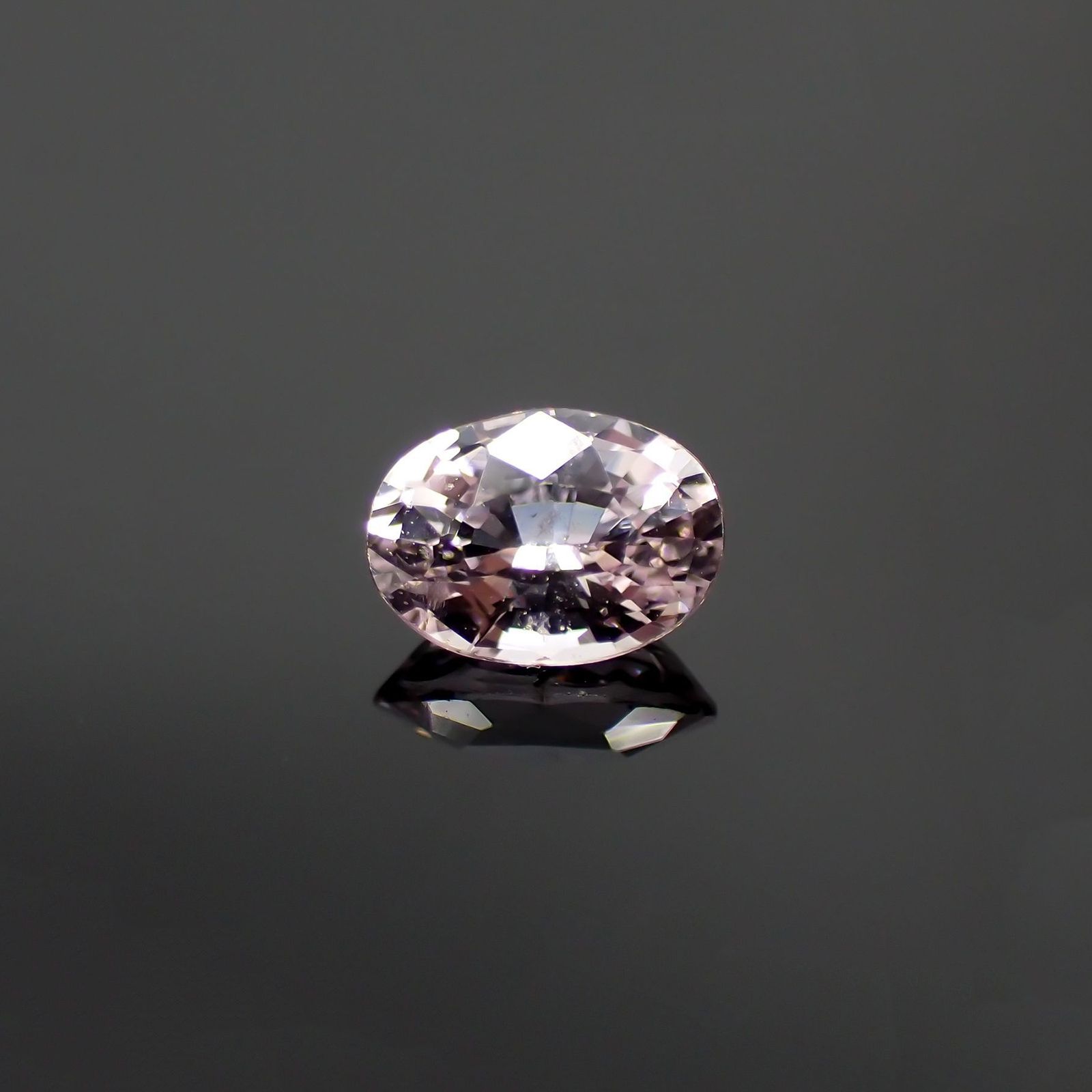 ピンクサファイア(宝石名ピンク・サファイア) マダガスカル/スリランカ産 識別済 0.56ct / 5.5x4mm前後 [210712559]