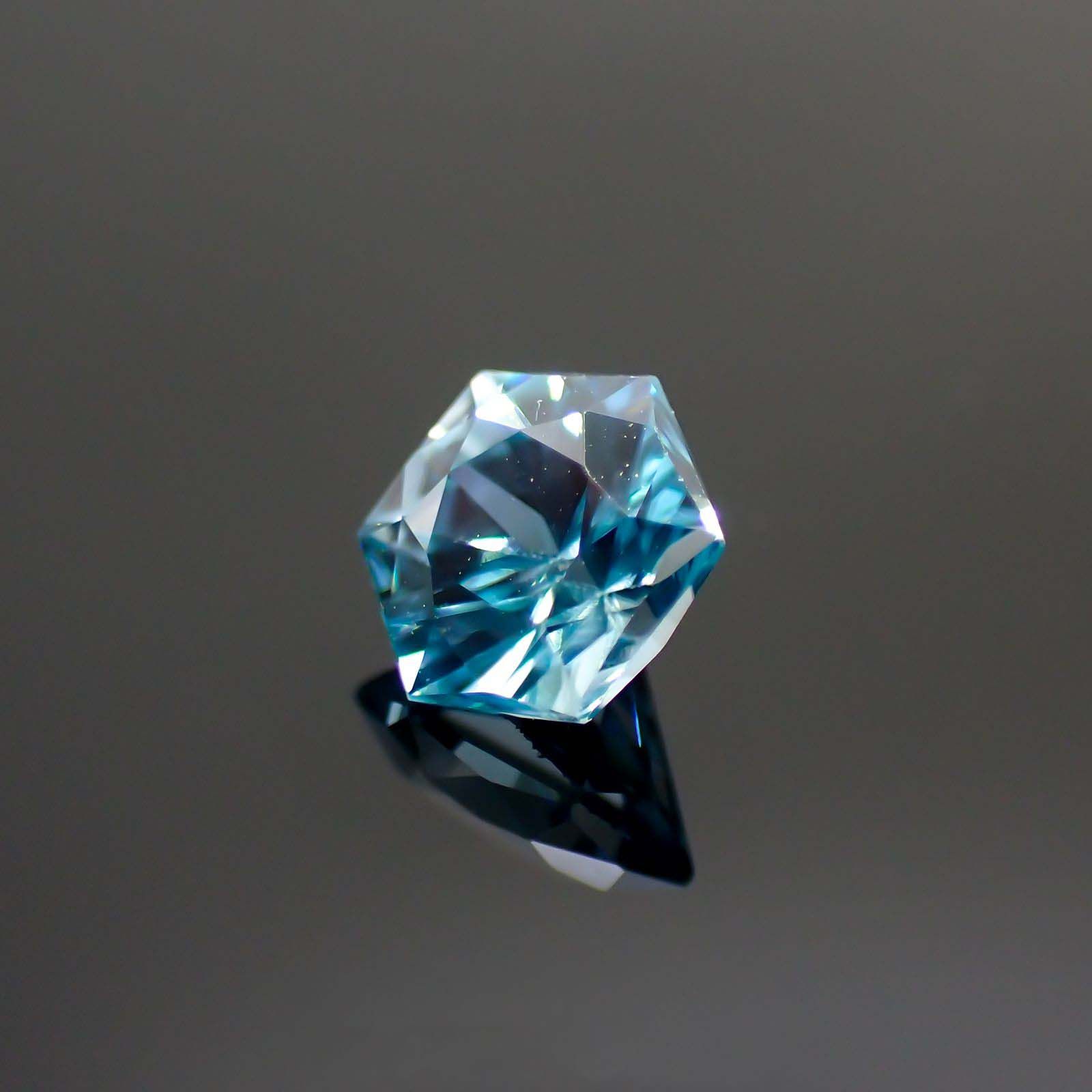 ◇ヘキサゴンカット◇ブルージルコン(宝石名ジルコン) カンボジア産 0.86ct 識別済[211013361]5×4.8mm前後