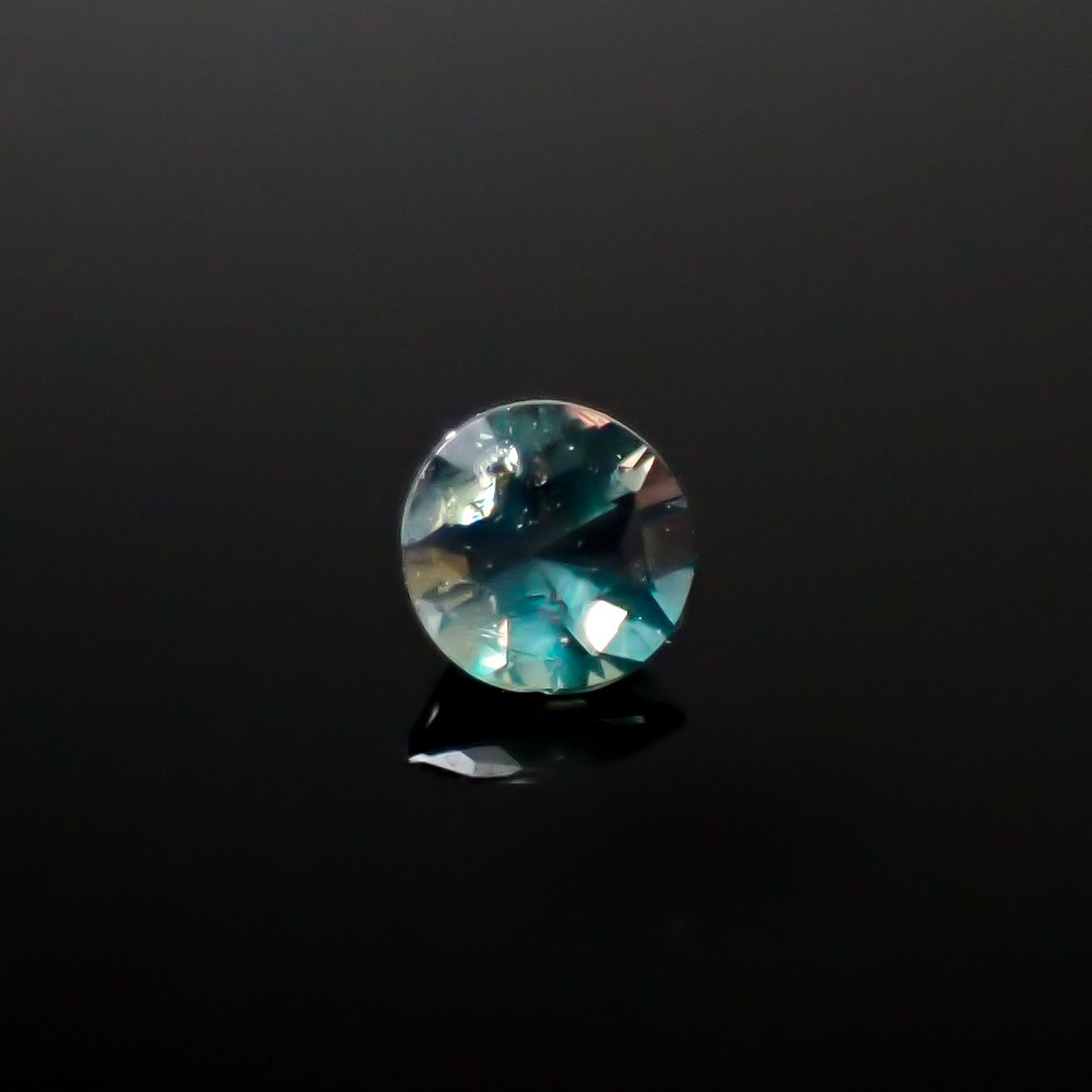 アレキサンドライトキャッツアイ ブラジル・ミナスジェライス州ヘマチタ鉱山産 0.085ct[240929041]2.5x2.5mm前後