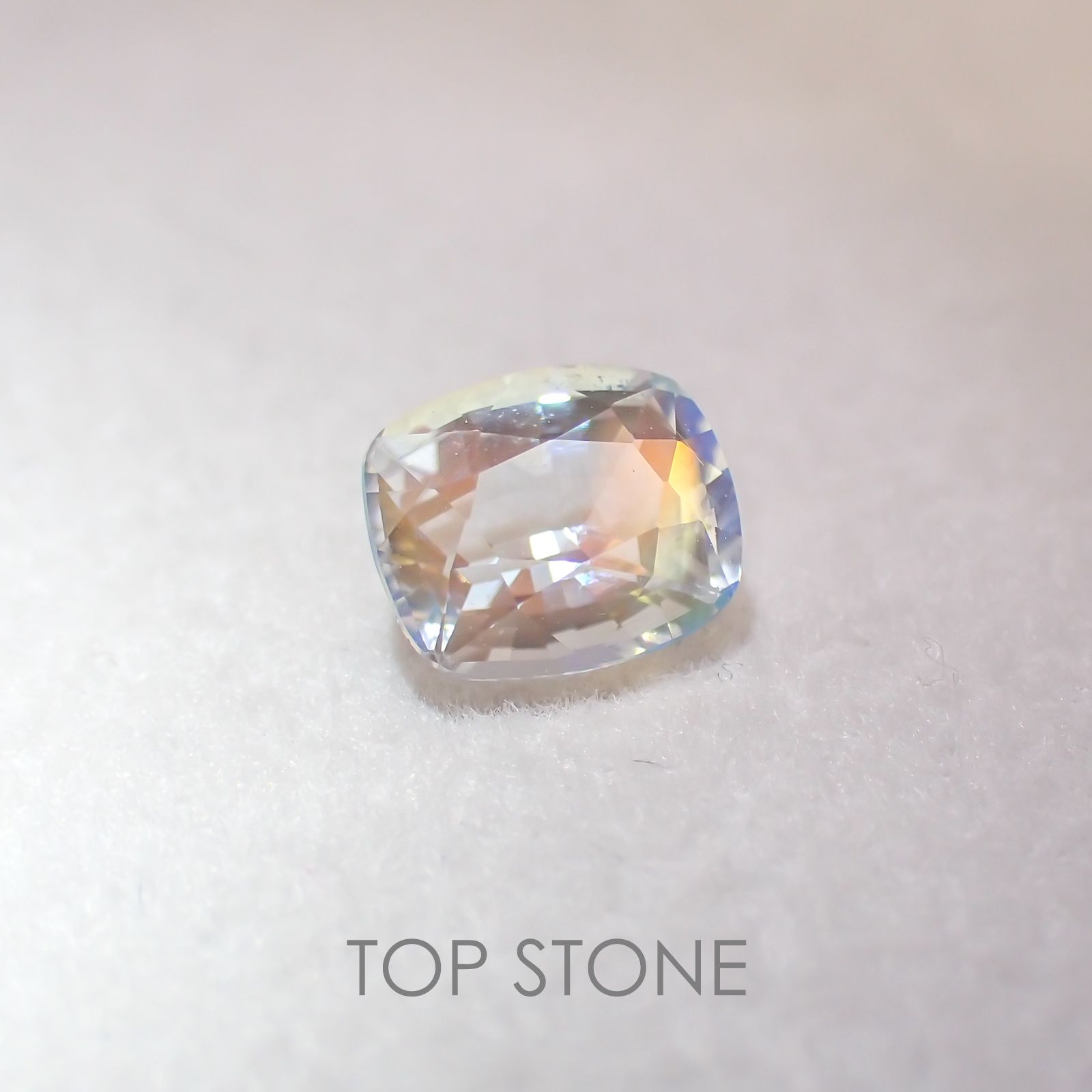 レインボームーンストーン(アンデシンラブラドライト) マダガスカル産 ルース 0.74ct[210410565]6.2×5.2mm前後