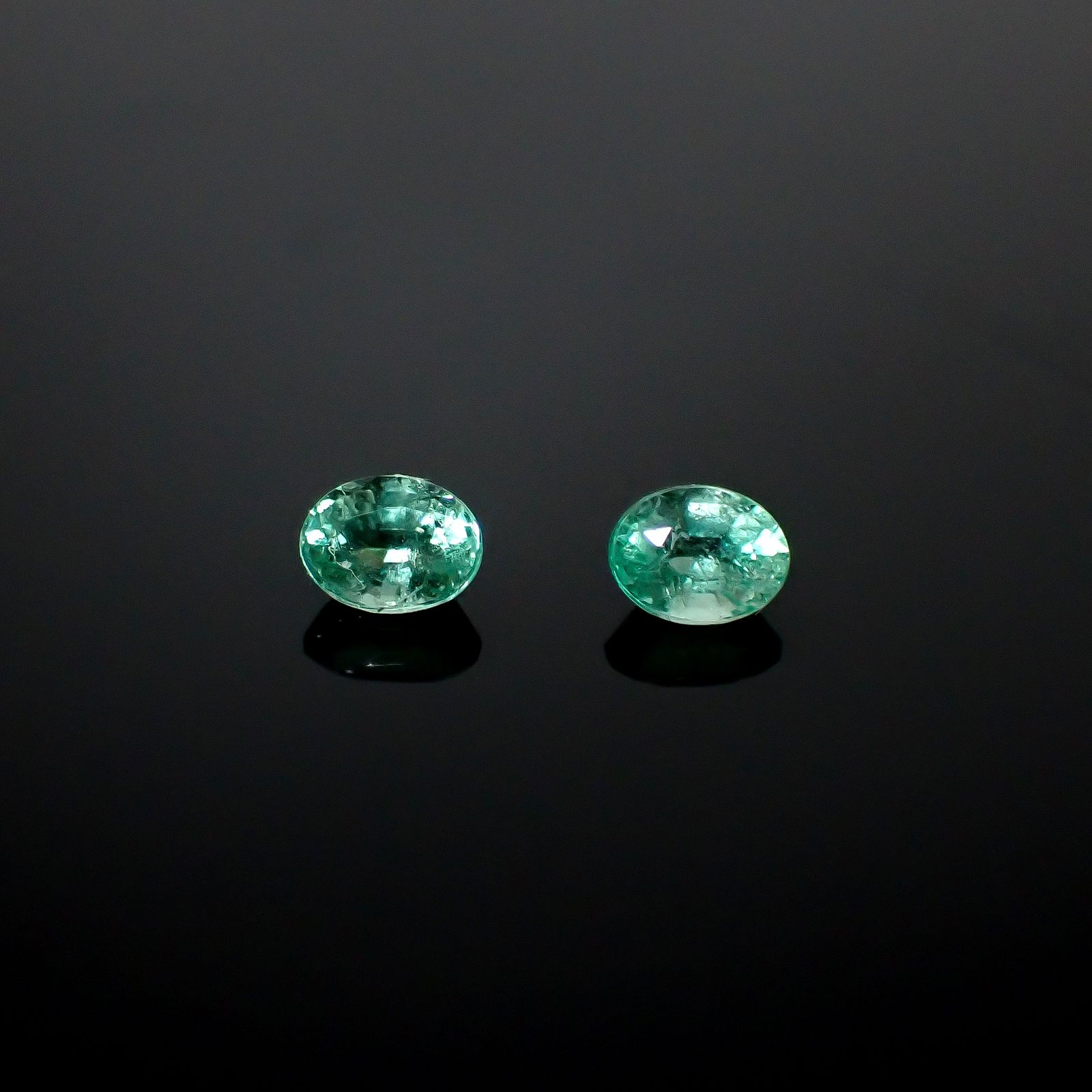◇ペアセット◇パステルカラーエメラルド ザンビア産 0.37ct(2pcs合計) [250430240]4x3mm前後