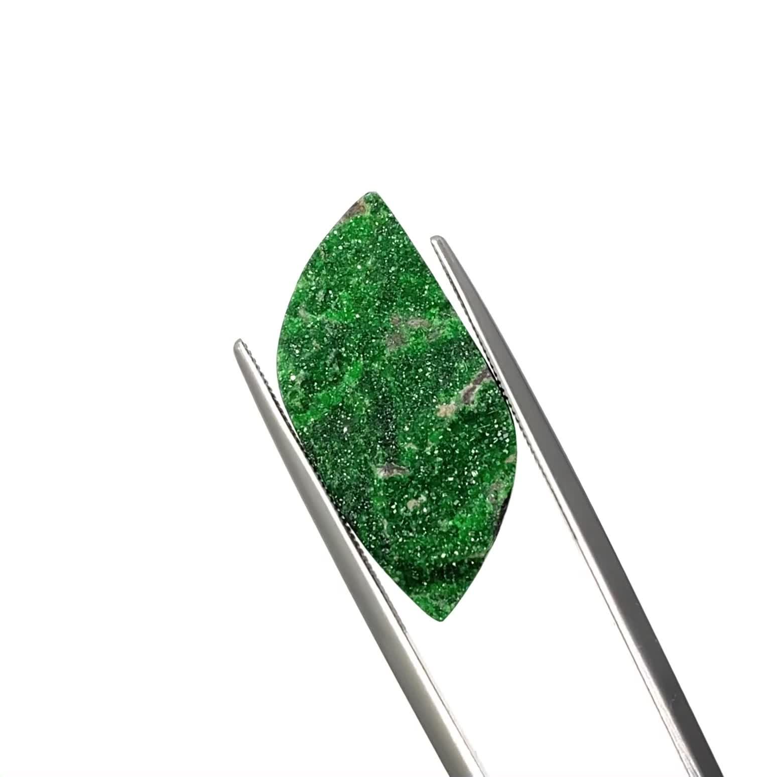 ウバロバイト 原石 ロシア産 9.01ct[240326441]25.6x11.9mm前後 | TOP