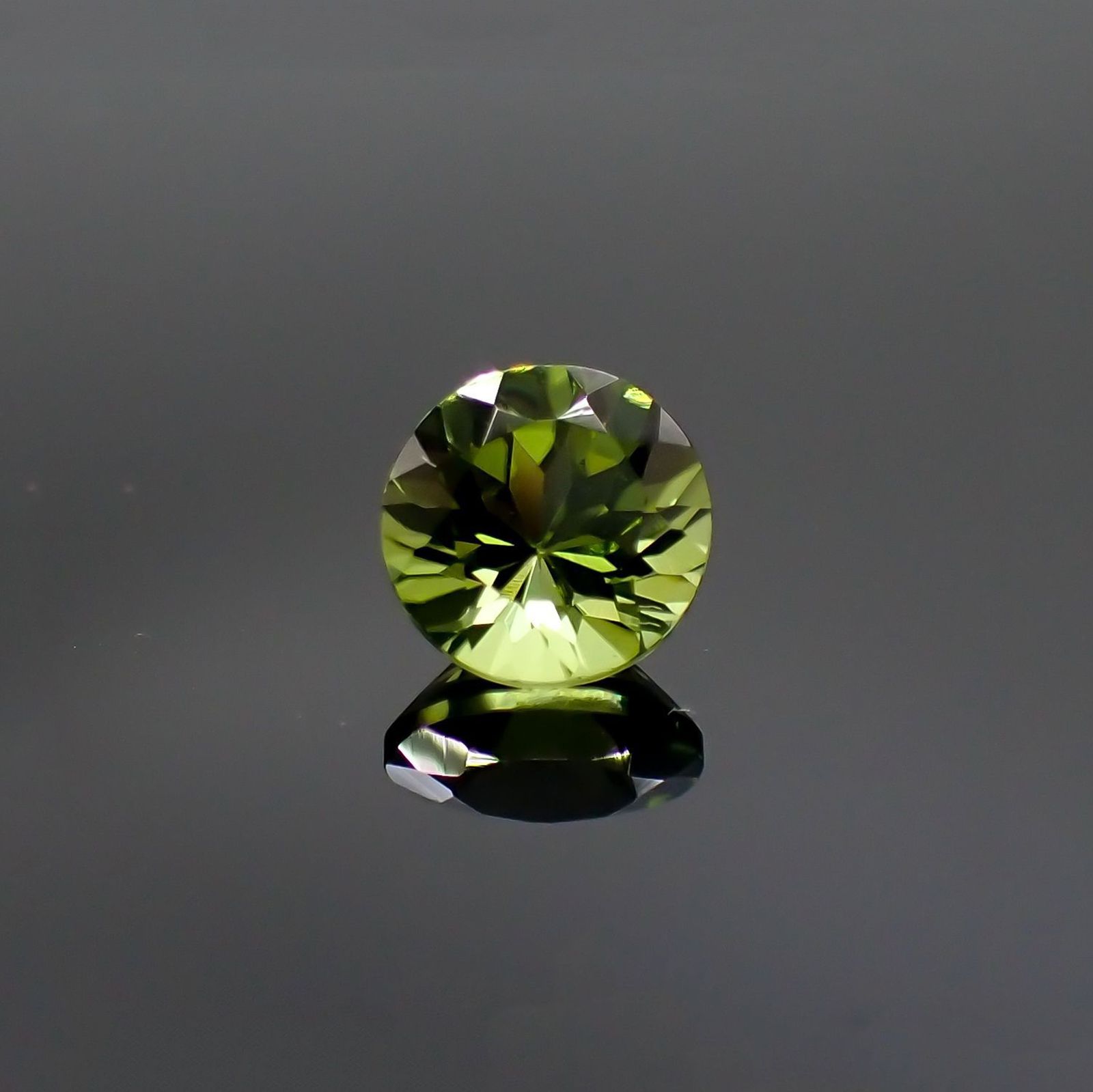 ペリドット(宝石名ペリドット) パキスタン産 識別済 1.39ct / 6.9x6.9mm前後 [260713088]