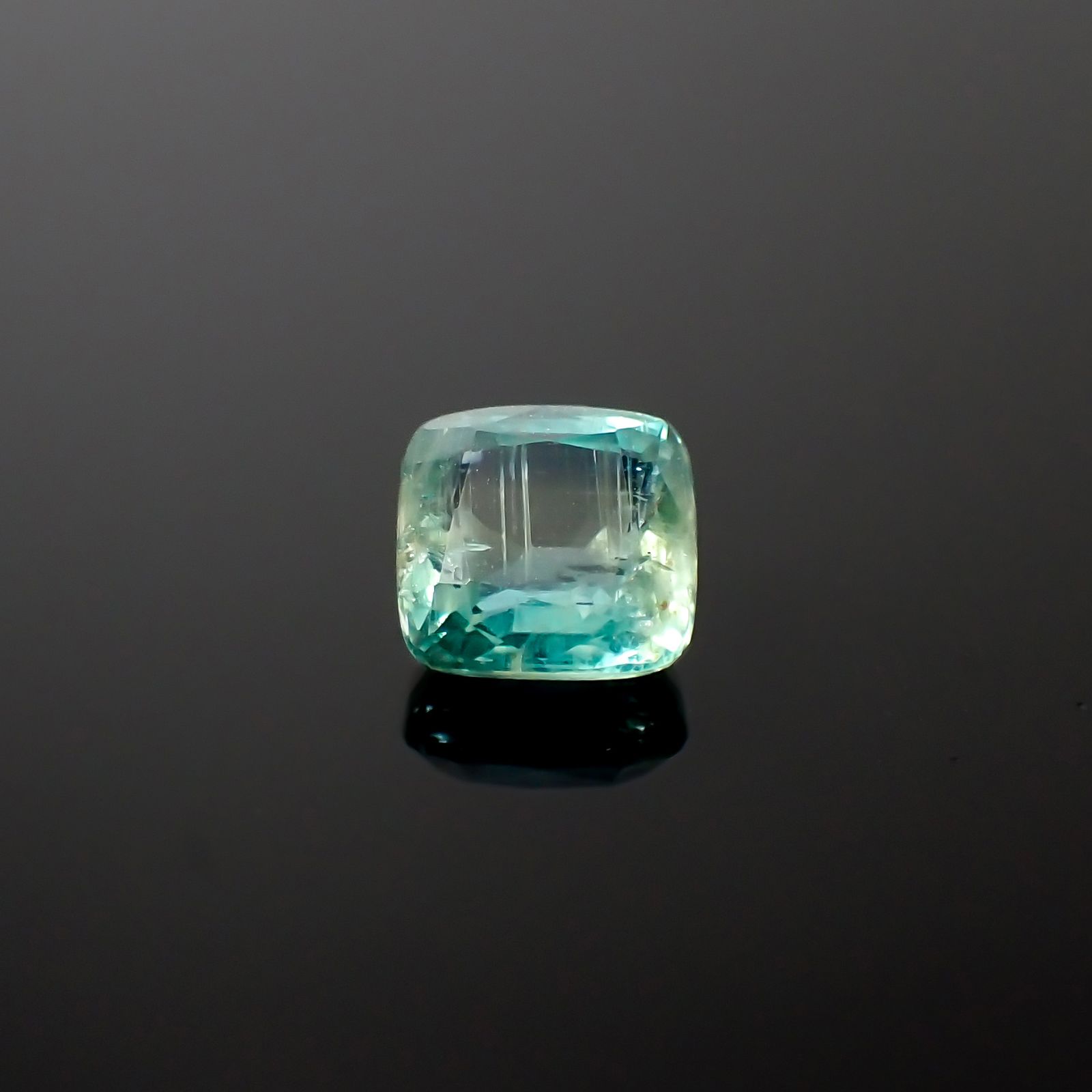バイカラーカイヤナイト(宝石名カイヤナイト)ネパール産 1.40ct 識別済[240326691]6.1x5.9mm前後