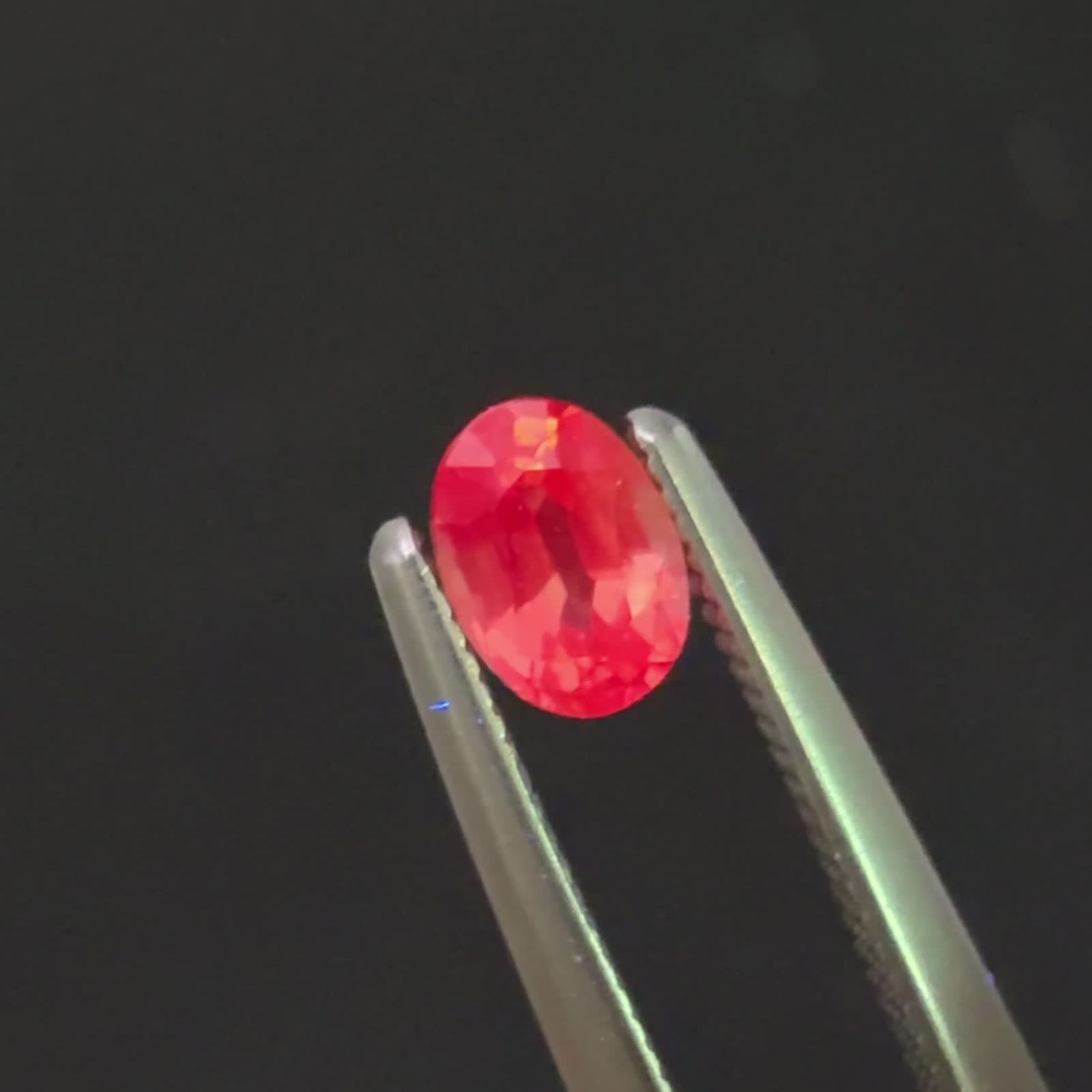 オレンジスピネル タンザニア産 0.41ct / 5x3.5mm前後 [250530342