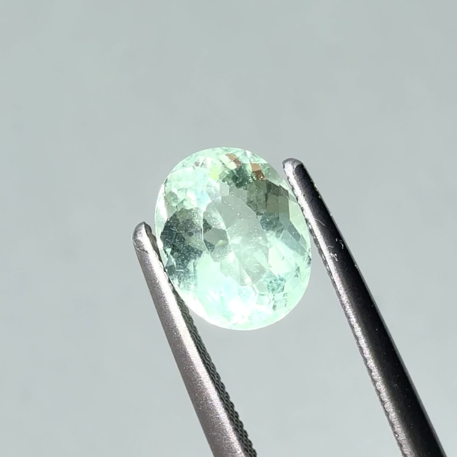 フローライト フルオレッセンス ジンバブエ産 1.92ct / 8x6.4mm前後