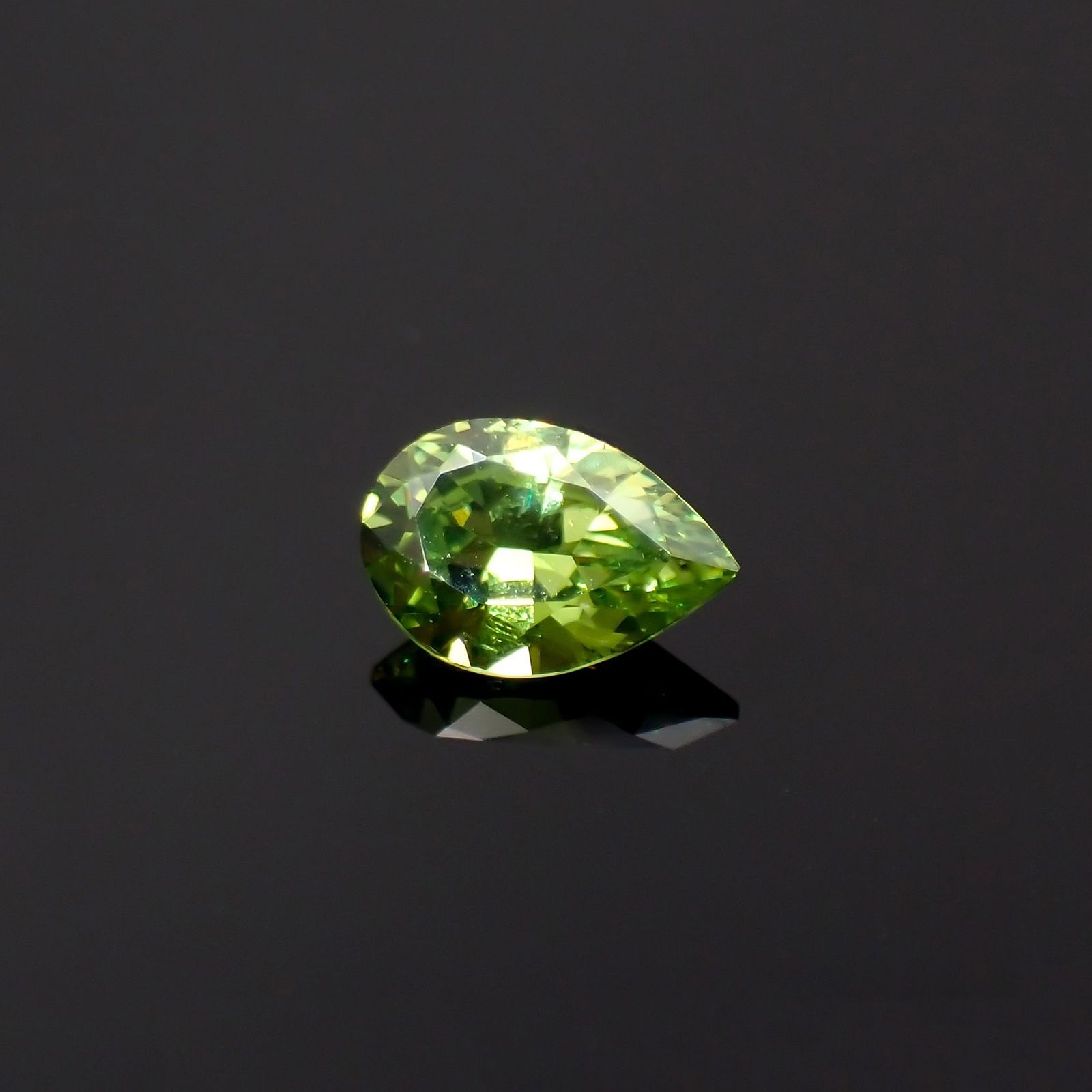 デマントイドガーネット ロシア産 0.25ct / 4.8x3.3mm前後 [260923655]