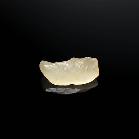 リビアングラス 原石 発見地：エジプト・リビア砂漠 15.51ct / 26.8x12.4mm前後 [260729283]