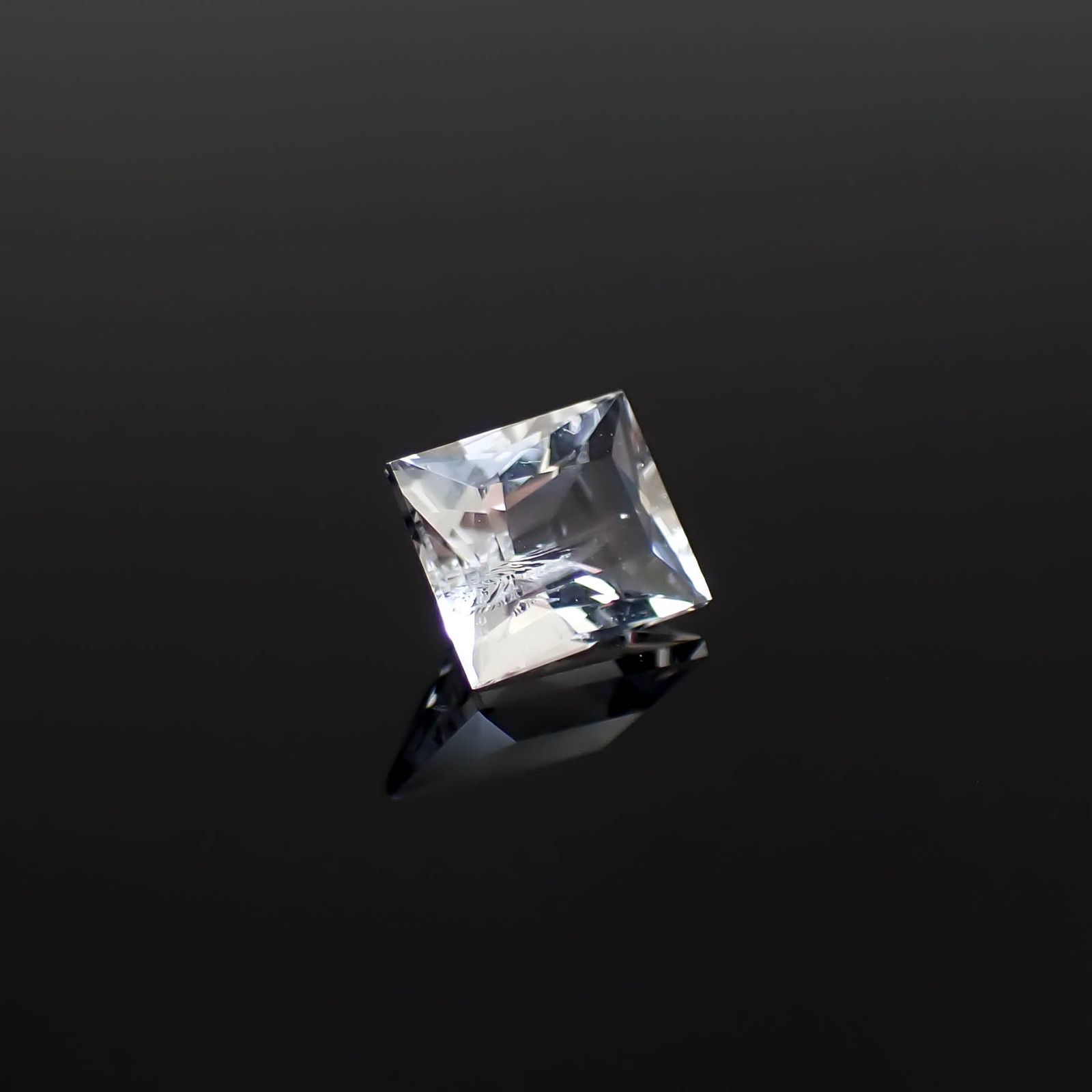 ◇プリンセスカット◇オーソクレース(宝石名ホワイト・オーソクレース)パキスタン産 0.69ct 識別済[250530445]5.9x4.9mm前後