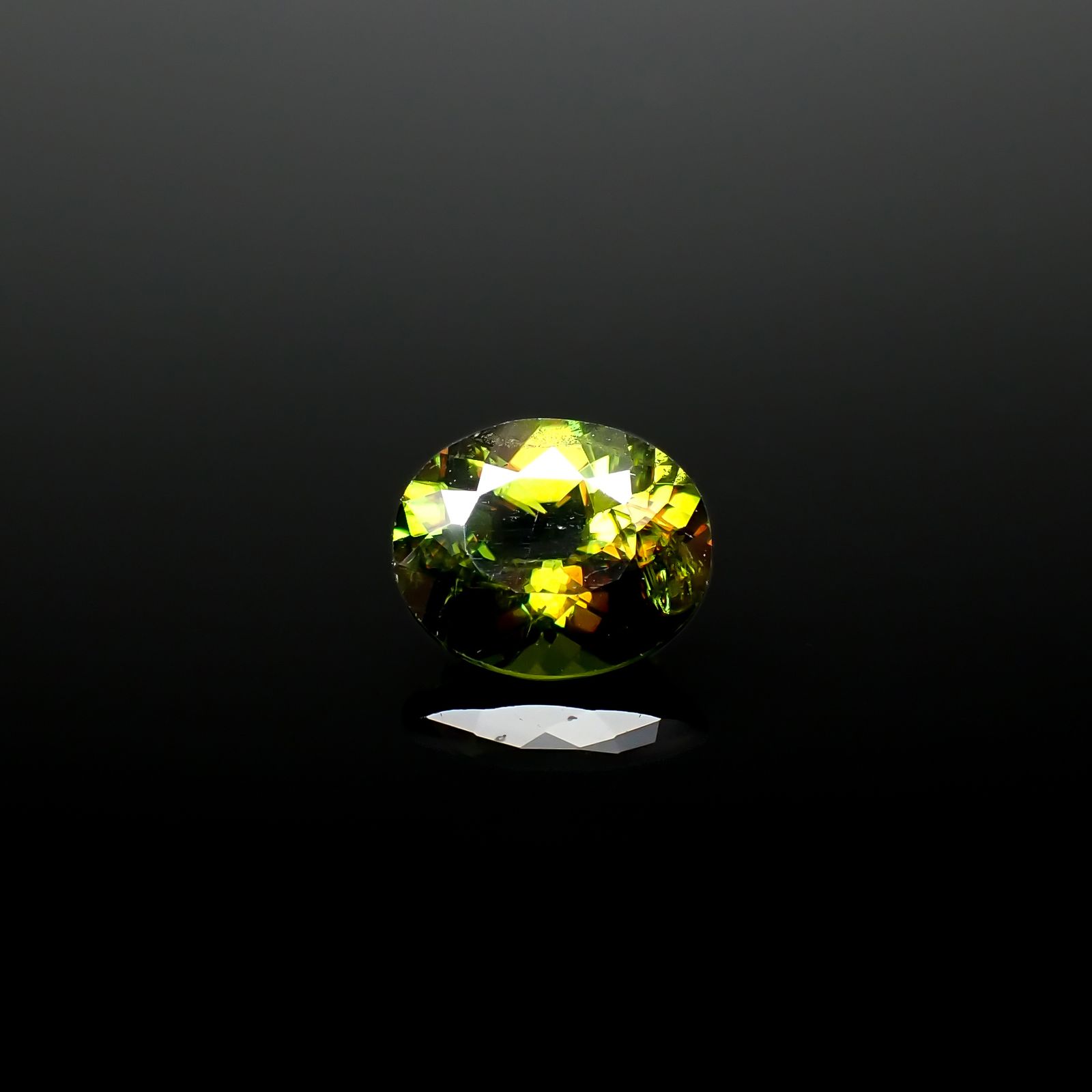 カラーチェンジスフェーン パキスタン産 1.52ct[231224768]7.7x6.4mm前後