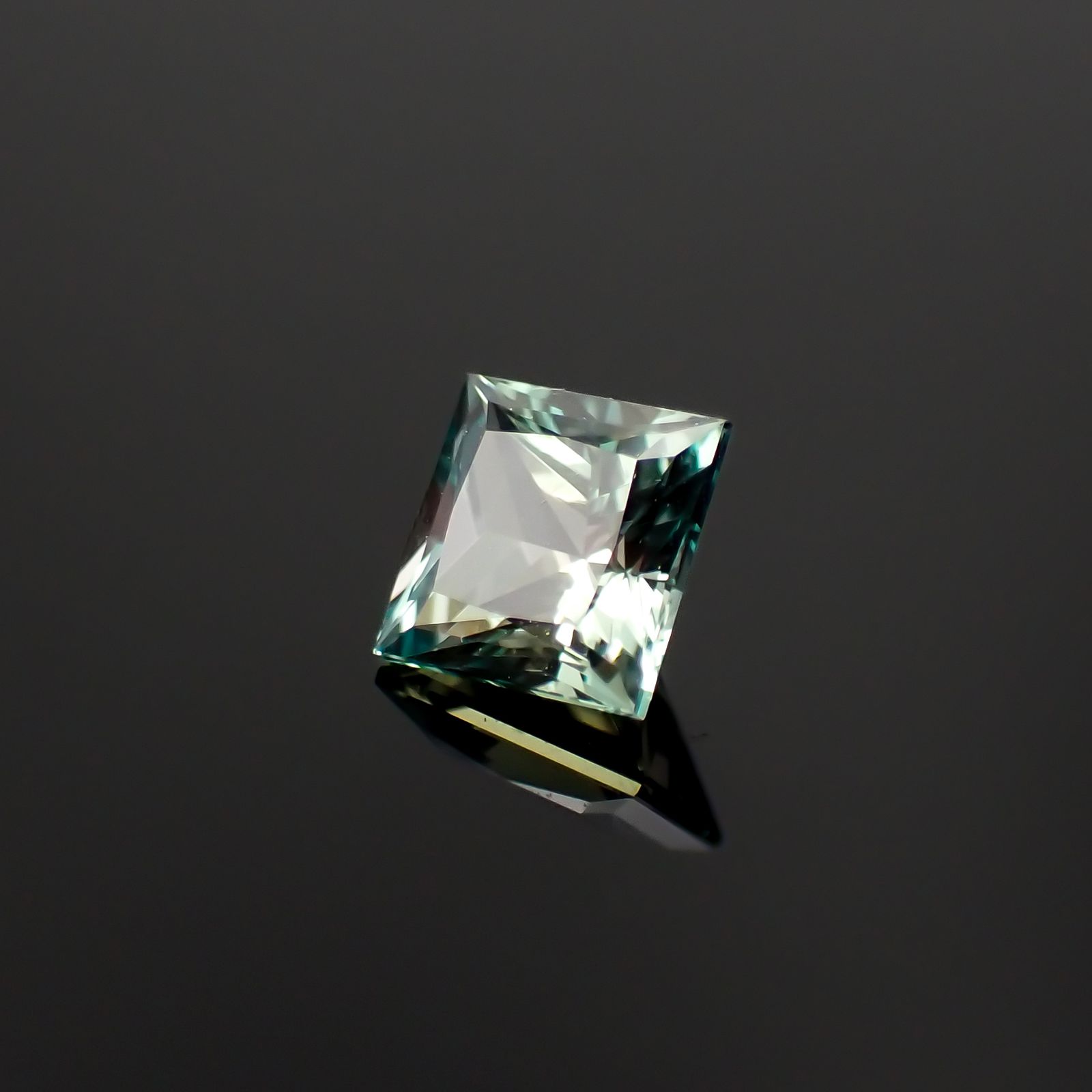 ◇プリンセスカット◇アレキサンドライト(宝石名アレキサンドライト)ブラジル産 0.44ct GIA鑑付[230823158]4.13x4.1mm前後