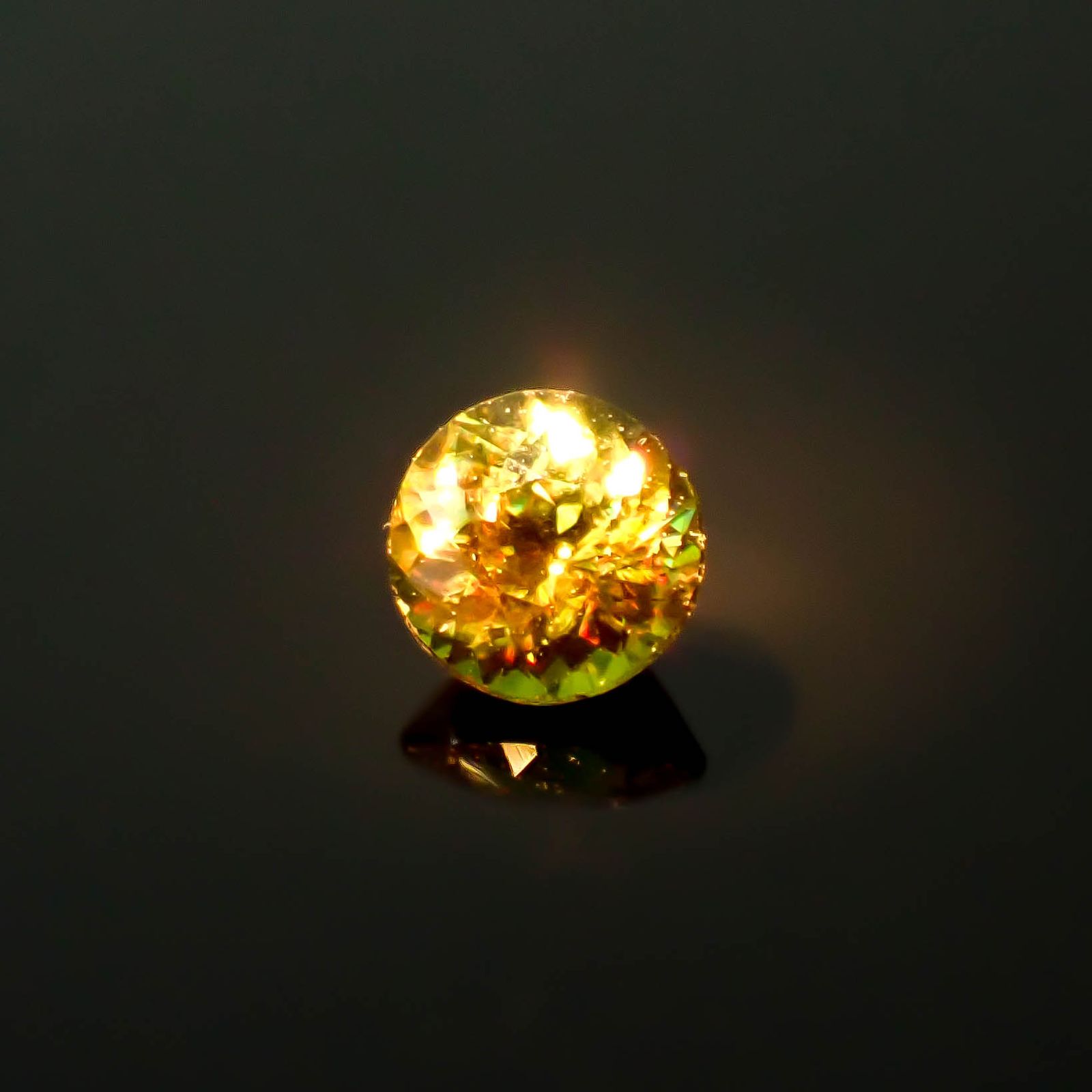 カラーチェンジスフェーン パキスタン産 0.22ct / 3.6x3.6mm前後 [250931062]