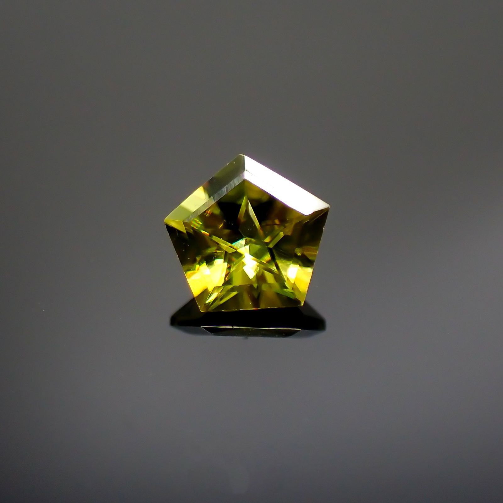 ◇ペンタゴンカット◇スフェーン(宝石名スフェーン)マダガスカル産 0.45ct 識別済[220113860]5.1x5mm前後