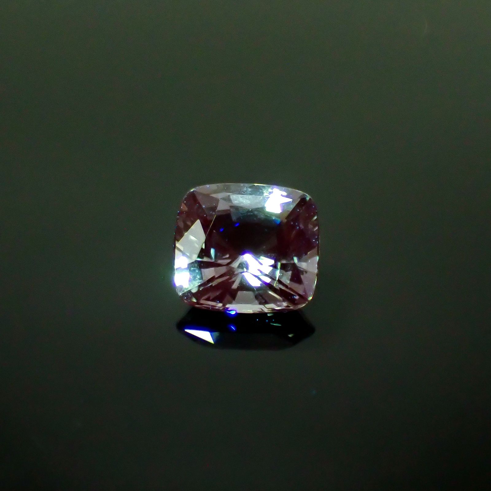 プラチナスピネル(宝石名スピネル)ビルマ産 0.88ct 識別済[250730754]5.9x5.4mm前後