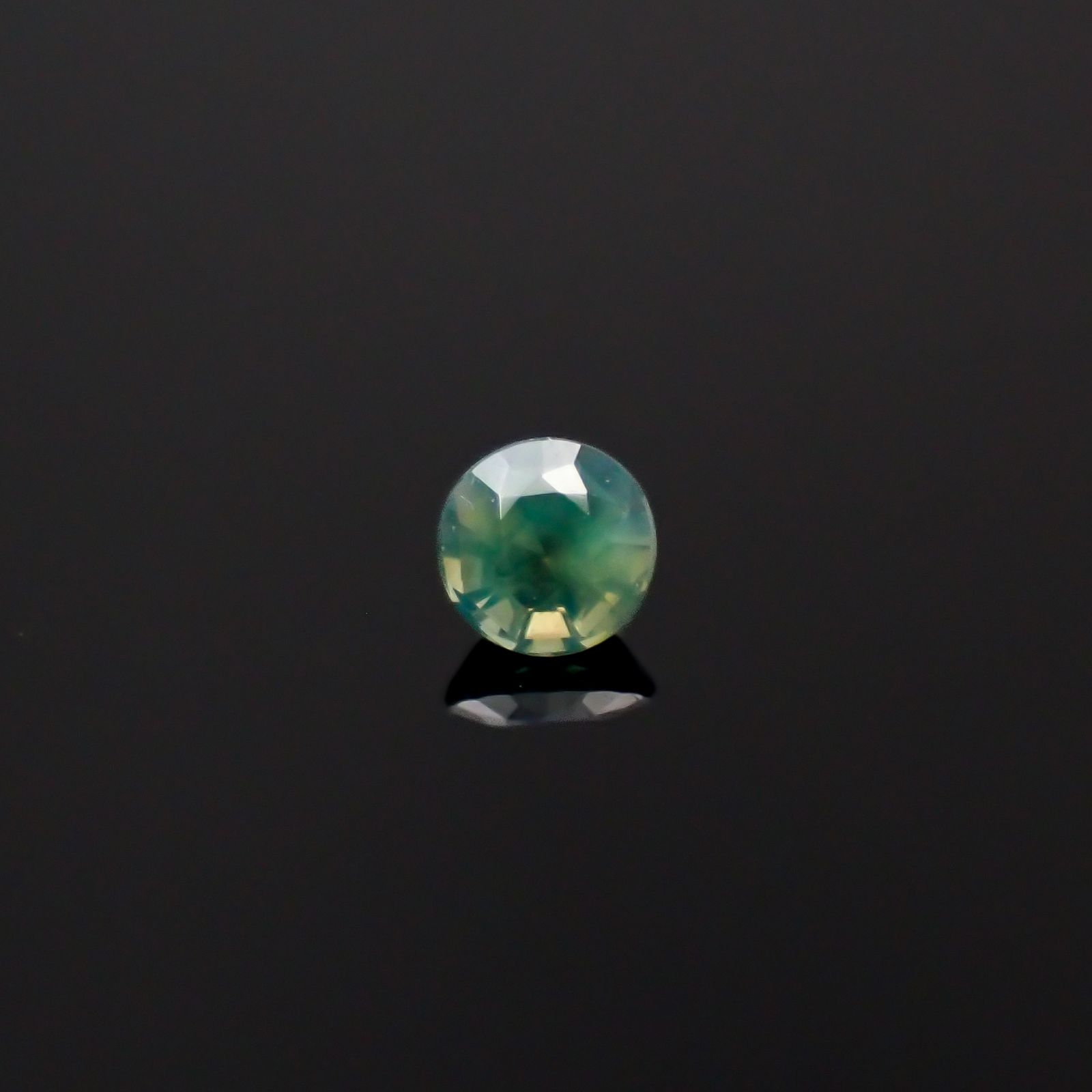 シルキーアレキサンドライト ブラジル産/EmeraldMains社製 0.048ct[240527618]2.2x2.2mm前後