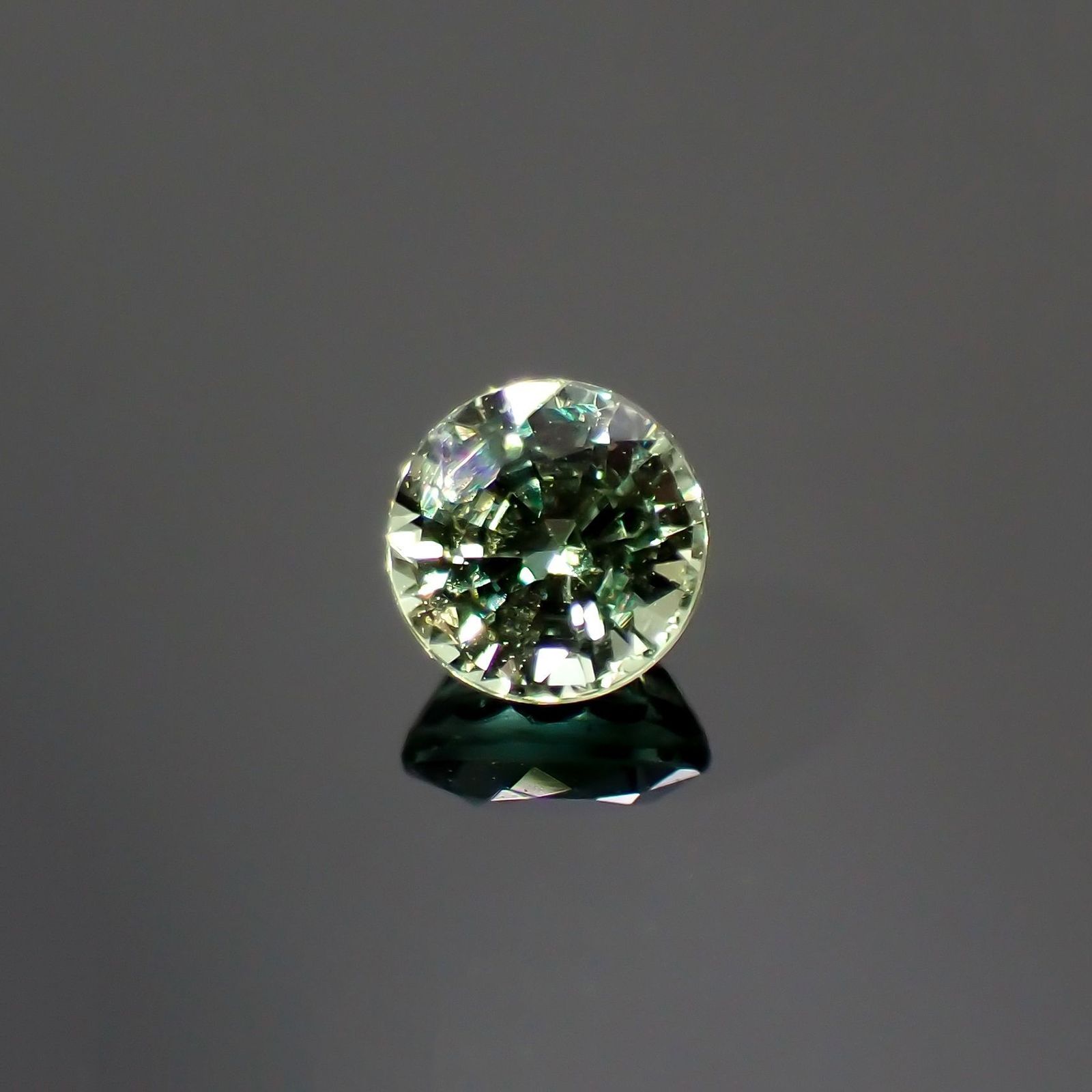 グリーンクリソベリル(宝石名クリソベリル)スリランカ/マダガスカル産 識別済 0.26ct / 3.4x3.4mm前後 [220114481]