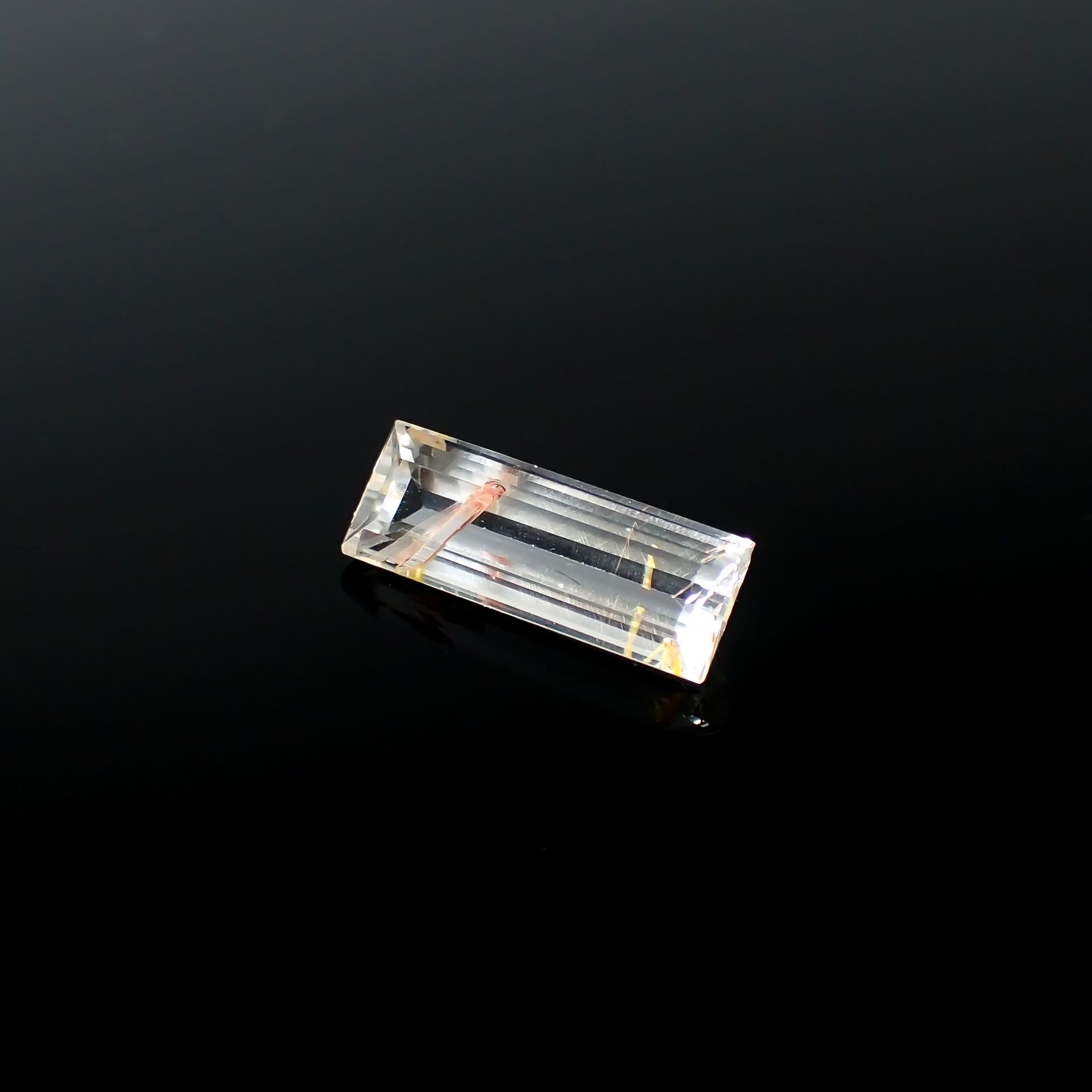 ニードルイントパーズ(チューブイントパーズ) ブラジル・ミナスジェライス州産 9.86ct[240225882]20x7.4mm前後
