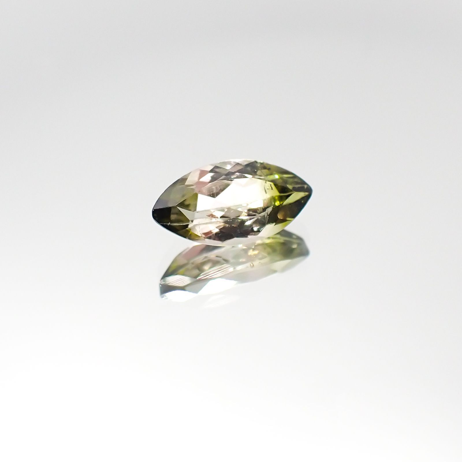 バイカラートルマリン(宝石名バイカラー・トルマリン)ブラジル産 0.84ct 識別済[230622363]9x4.6mm前後