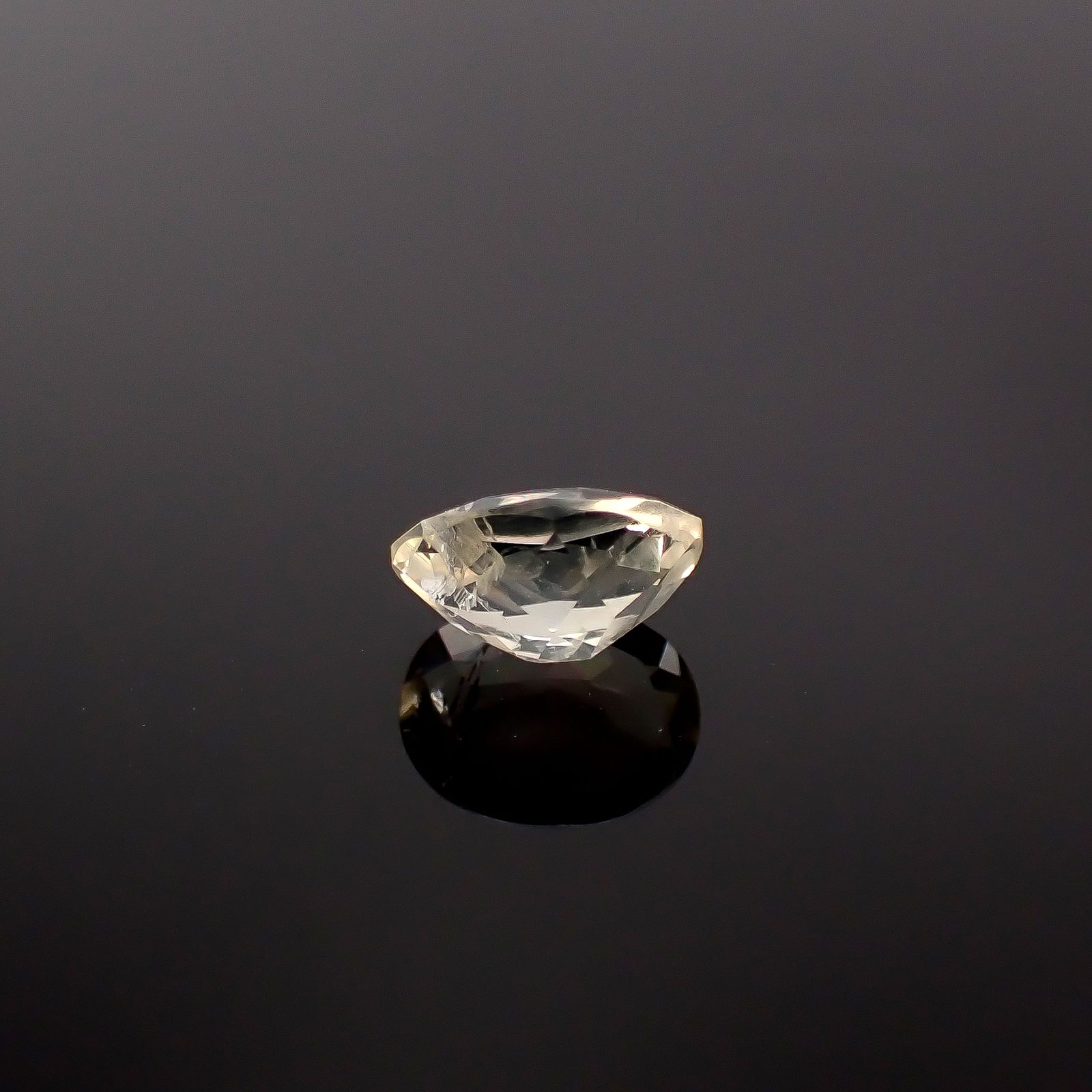 リューサイト 遊色効果あり イタリア産 0.67ct / 6.9x5.2mm前後 [260131557]