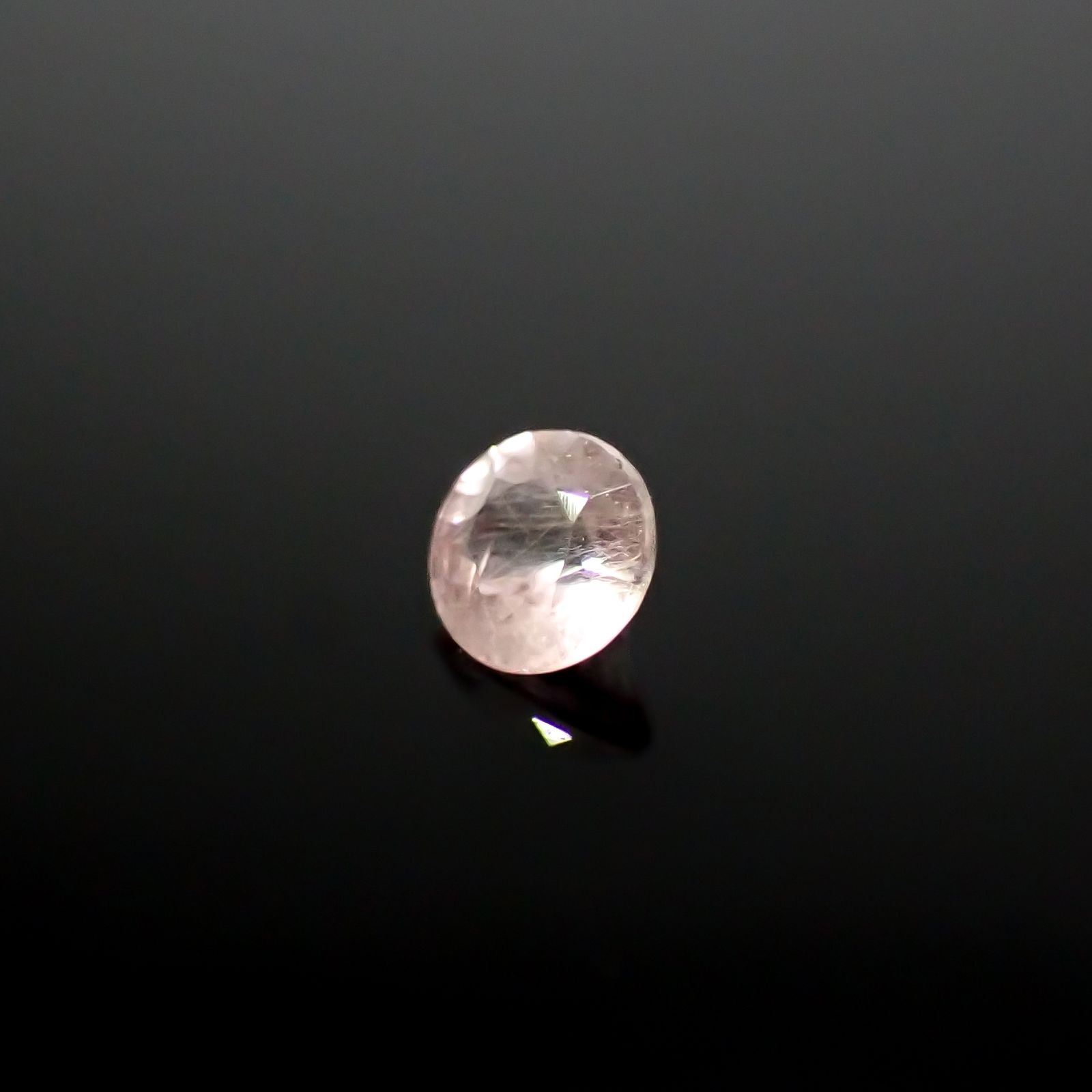 ピンクユークレース(宝石名ピンク・ユークレース)ブラジル産 0.058ct ソ付(彩珠)[240728569]2.4x2.4mm前後