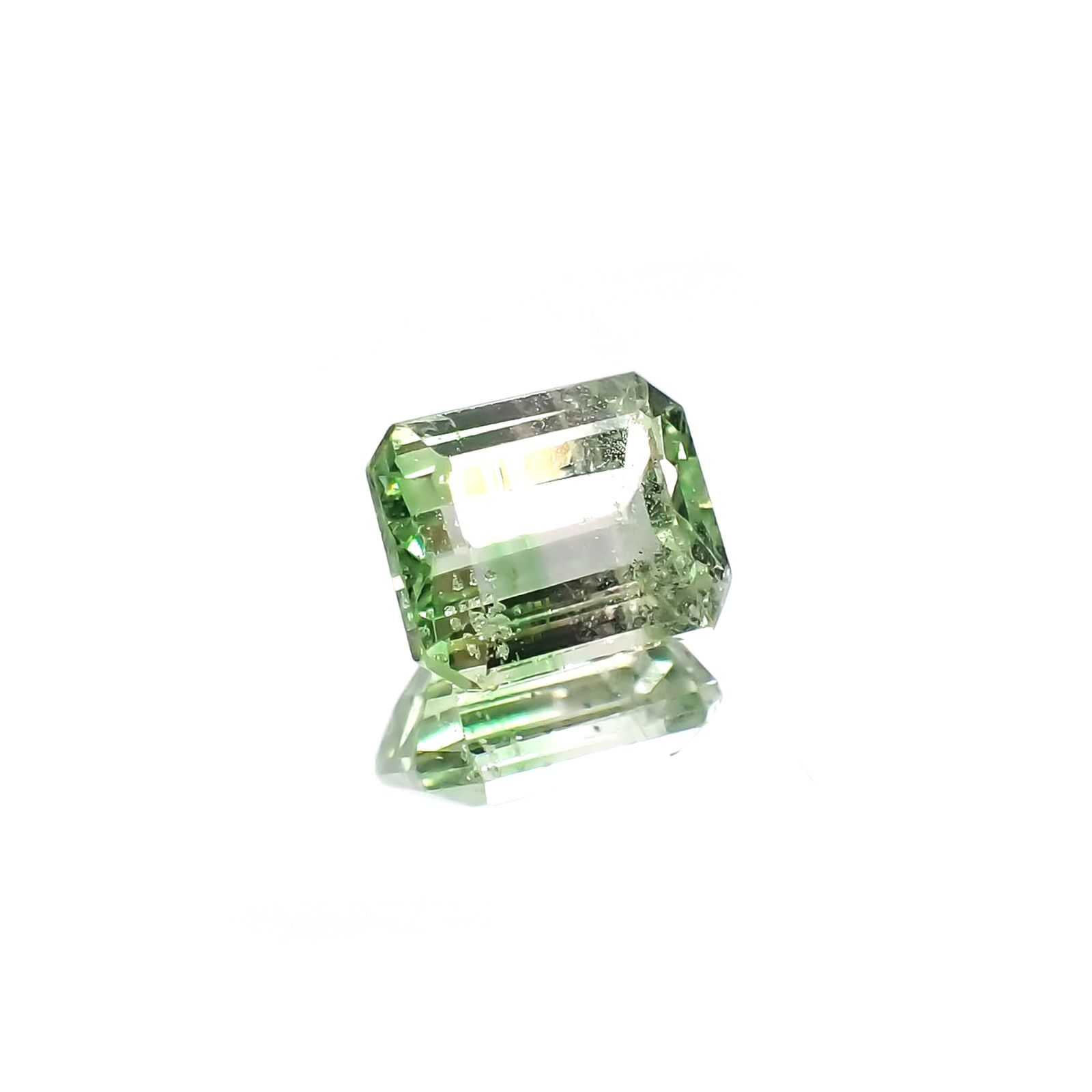 バイカラーツァボライト(宝石名グリーン グロッシュラー・ガーネット) タンザニア産 識別済 0.97ct / 5.9x4.8mm前後 [210711567]