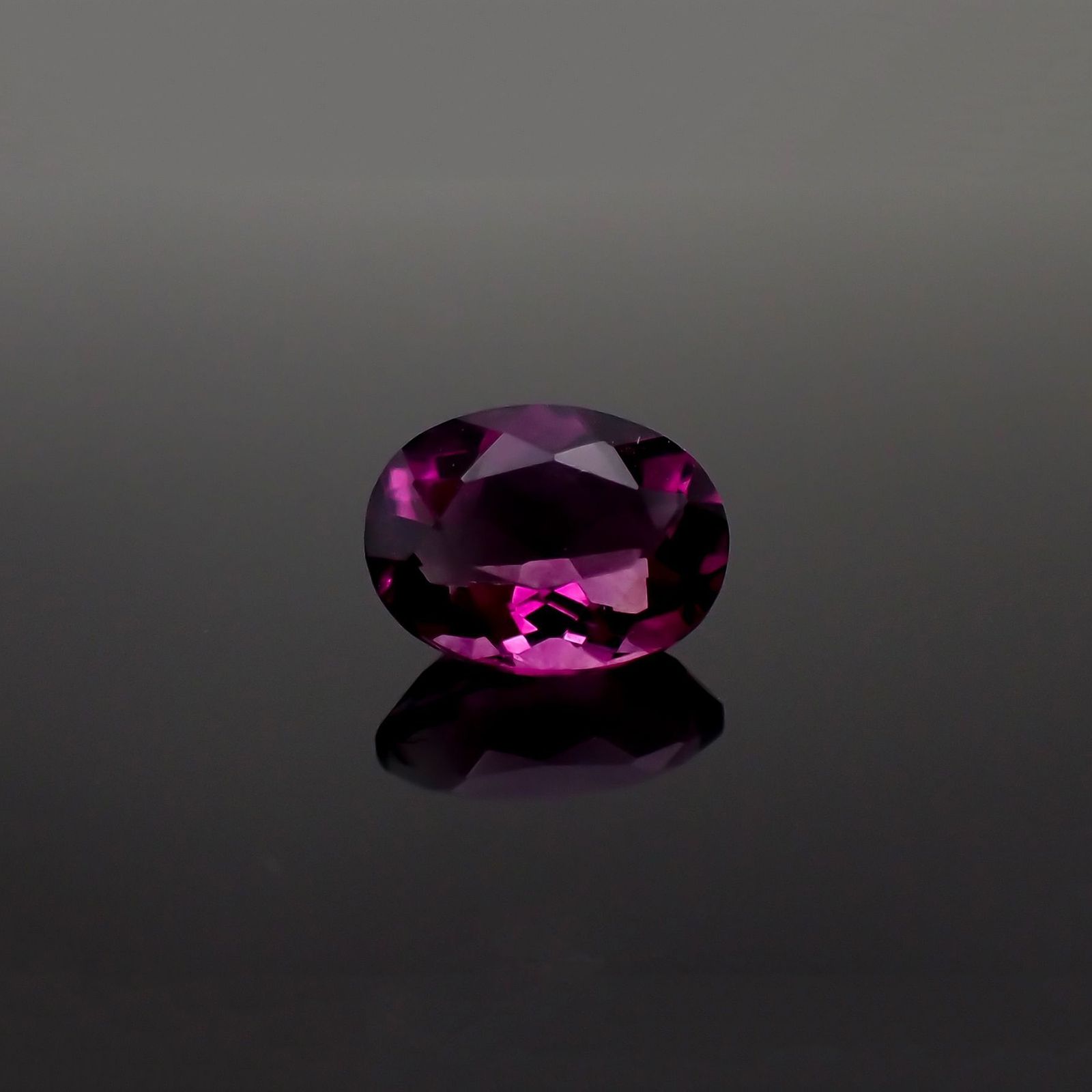 ピンクパープルフローライト 中国産 1.47ct / 8.2x6.2mm前後 [221018442]