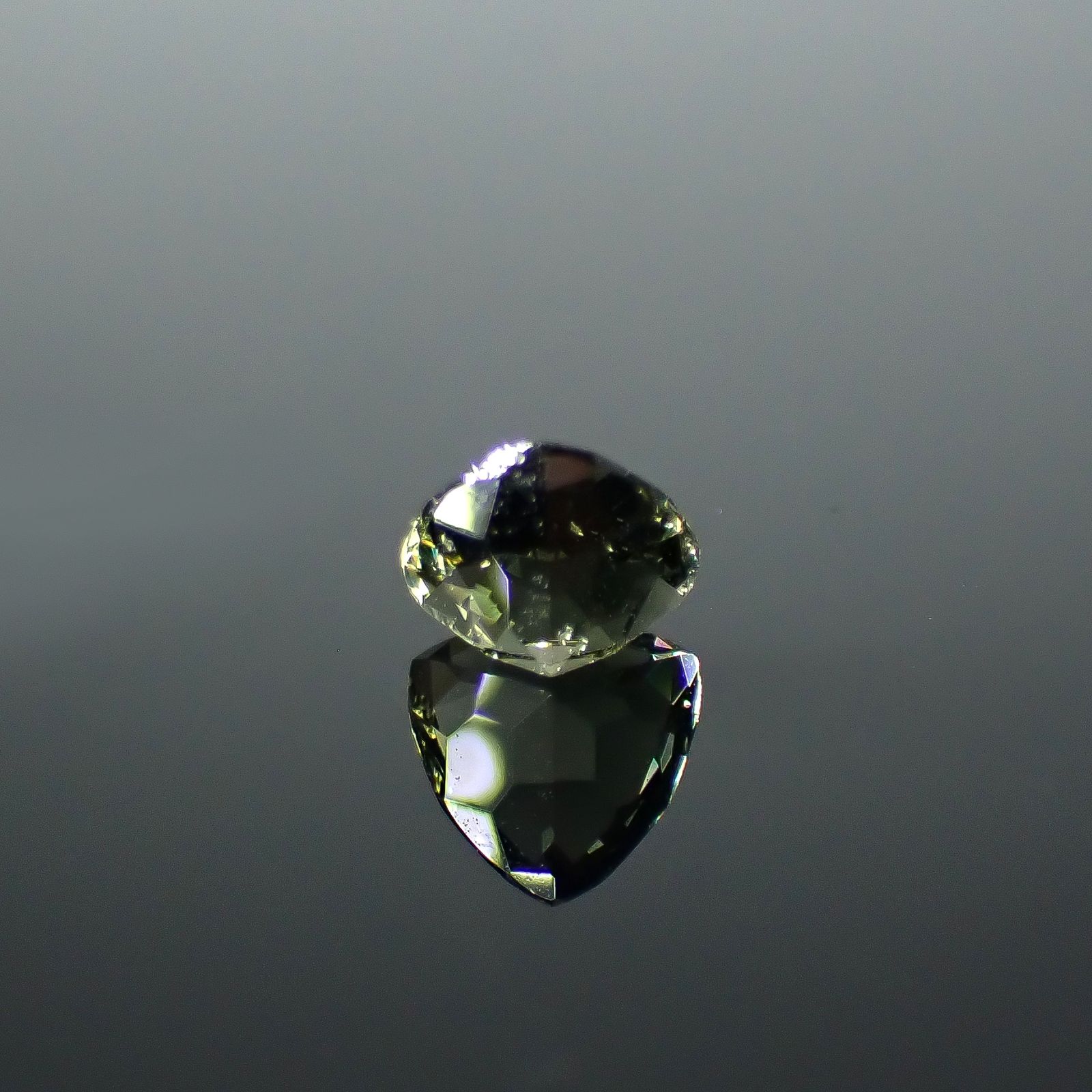 コーネルピン スリランカ産 0.95ct / 6.4x6.3mm前後 [251031234]