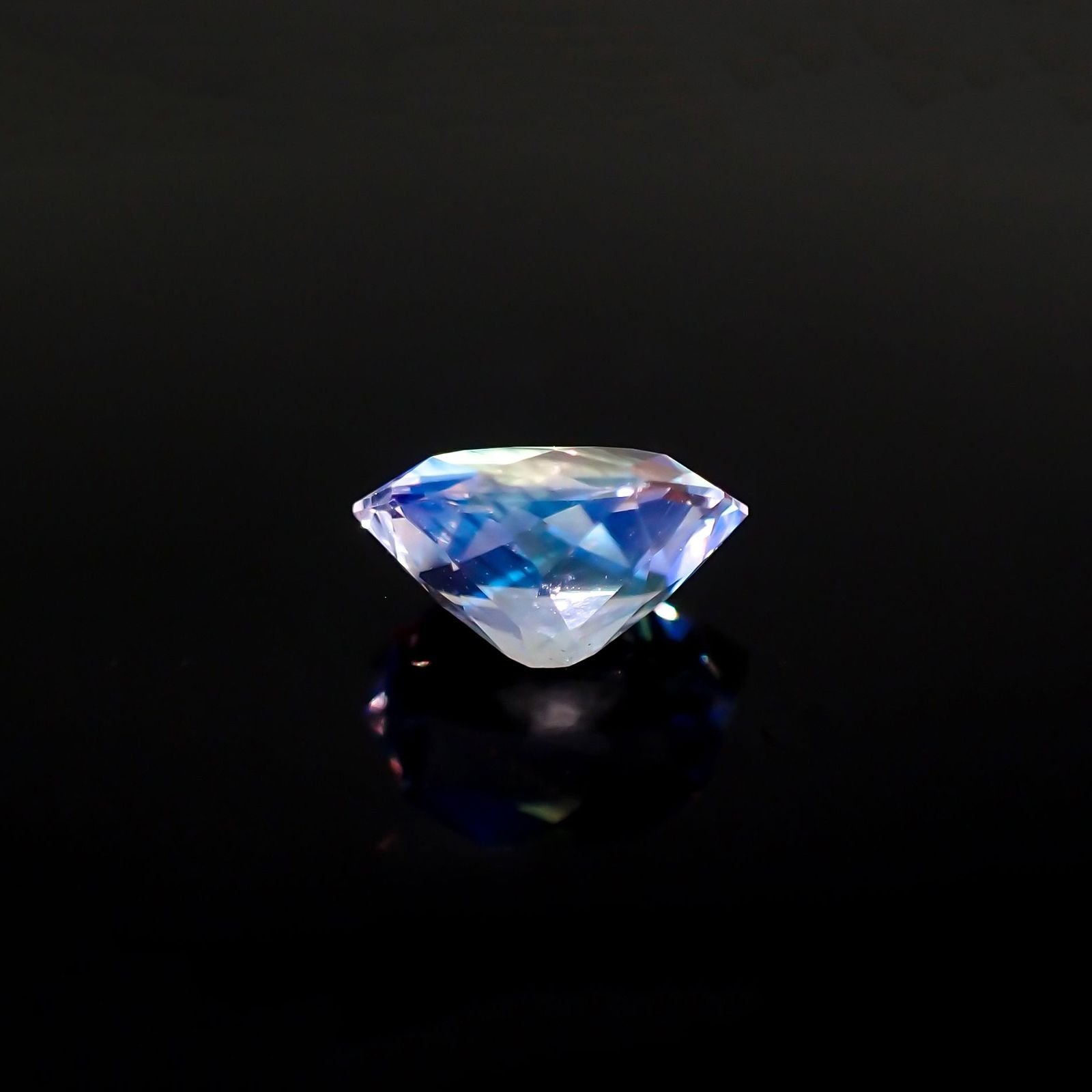 ◇カスタムカット◇レインボームーンストーン マダガスカル産 1.02ct / 7.8x5.9mm前後 [260523434]