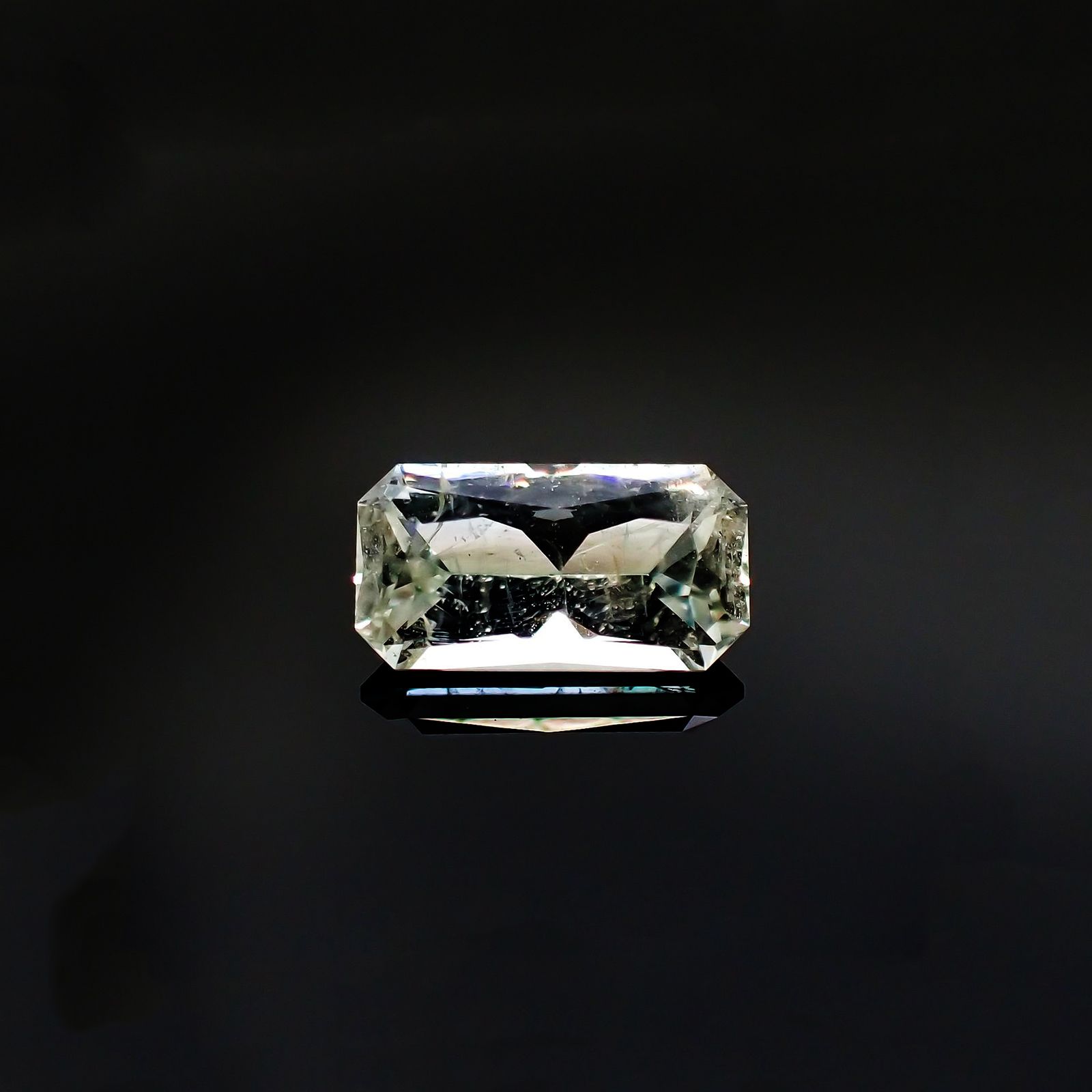 ジェレメジェバイト(宝石名エレメージェバイト)ナミビア産 ソ付(彩珠) 1.418ct / 9.2x5mm前後 [230823130]