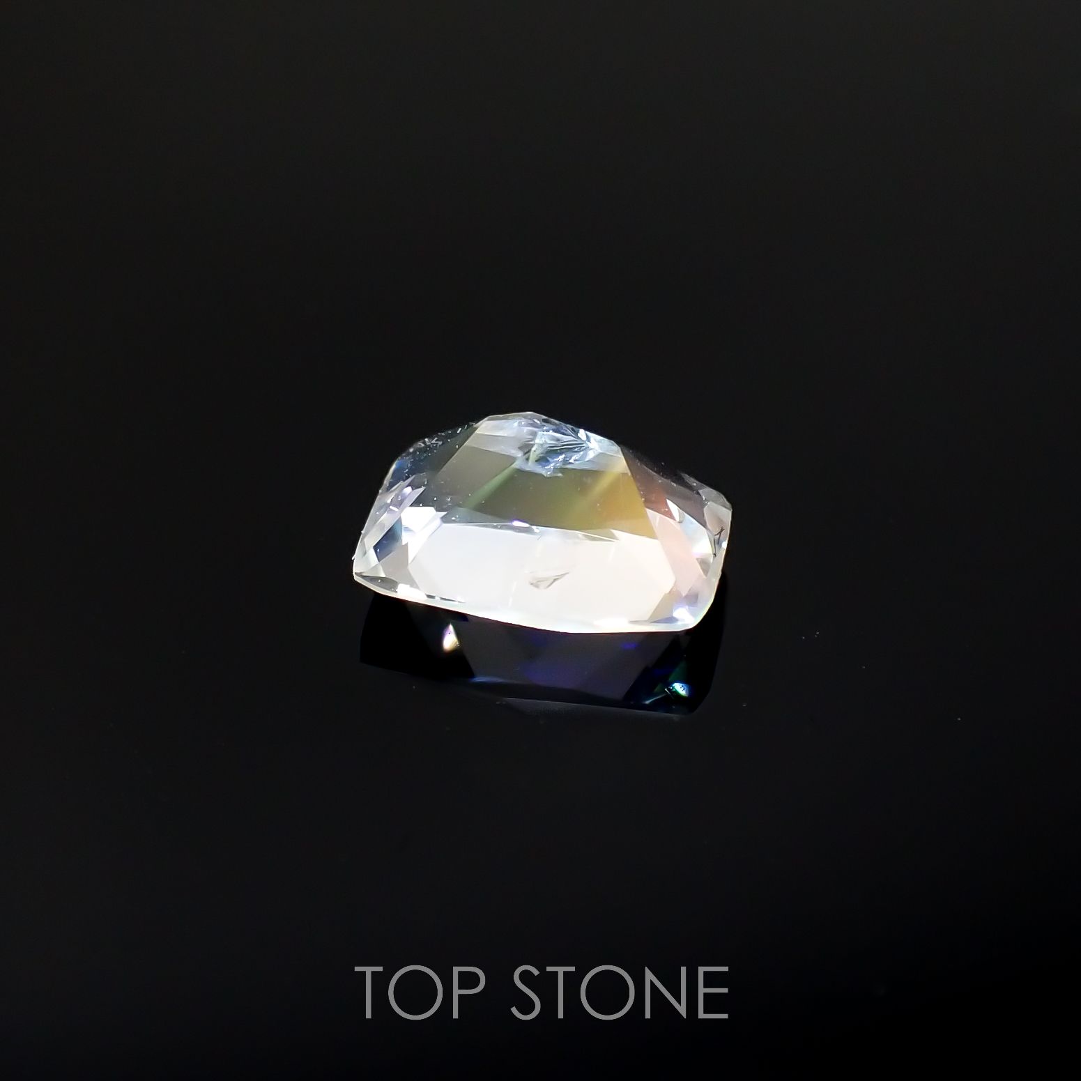 レインボームーンストーン(宝石名ラブラドライト)タンザニア産 0.66ct 識別済[220616647]6.6x4.5mm前後