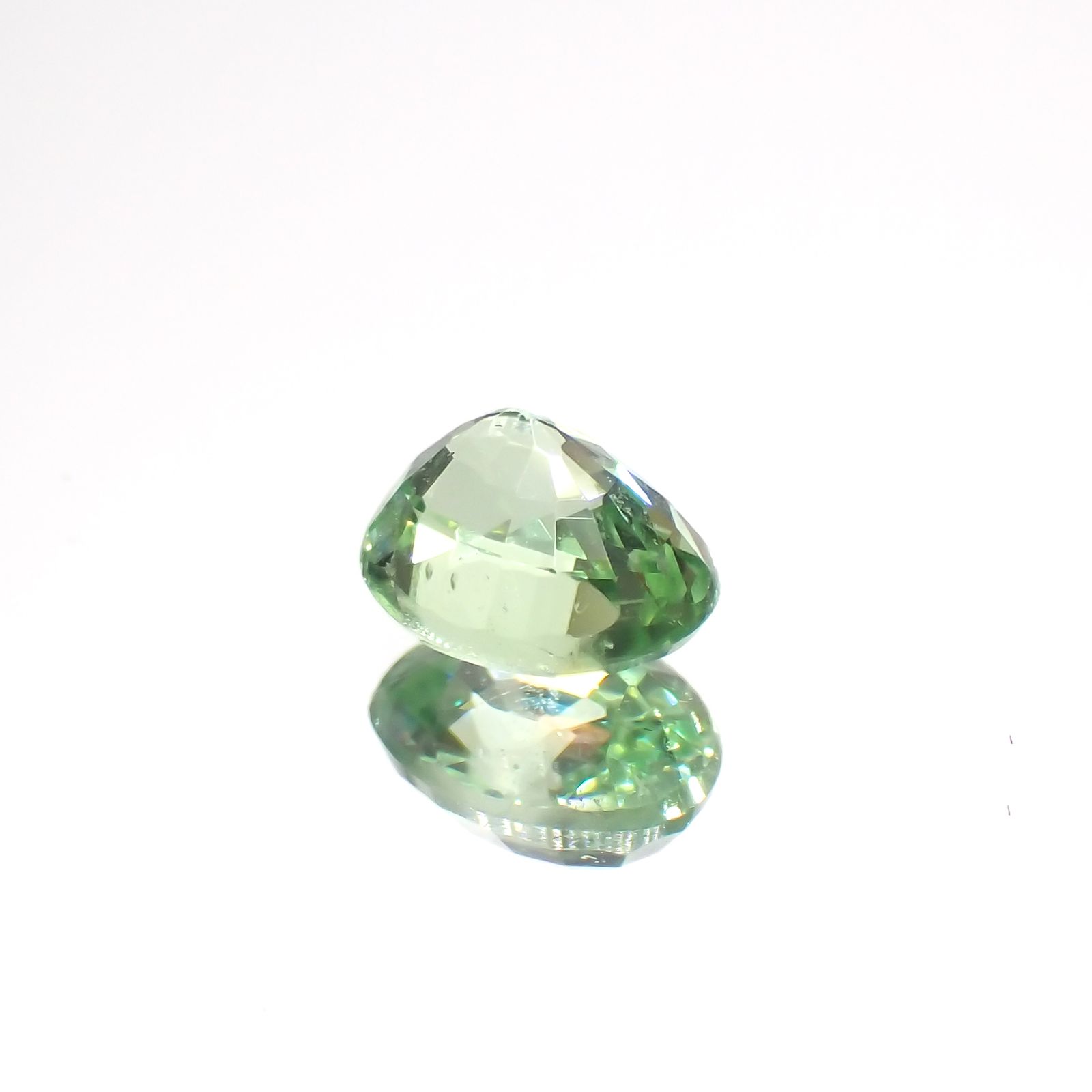 ミントガーネット(宝石名グリーン・グロッシュラー・ガーネット)タンザニア産 0.38ct 識別済[230923499]4.6x3.7mm前後