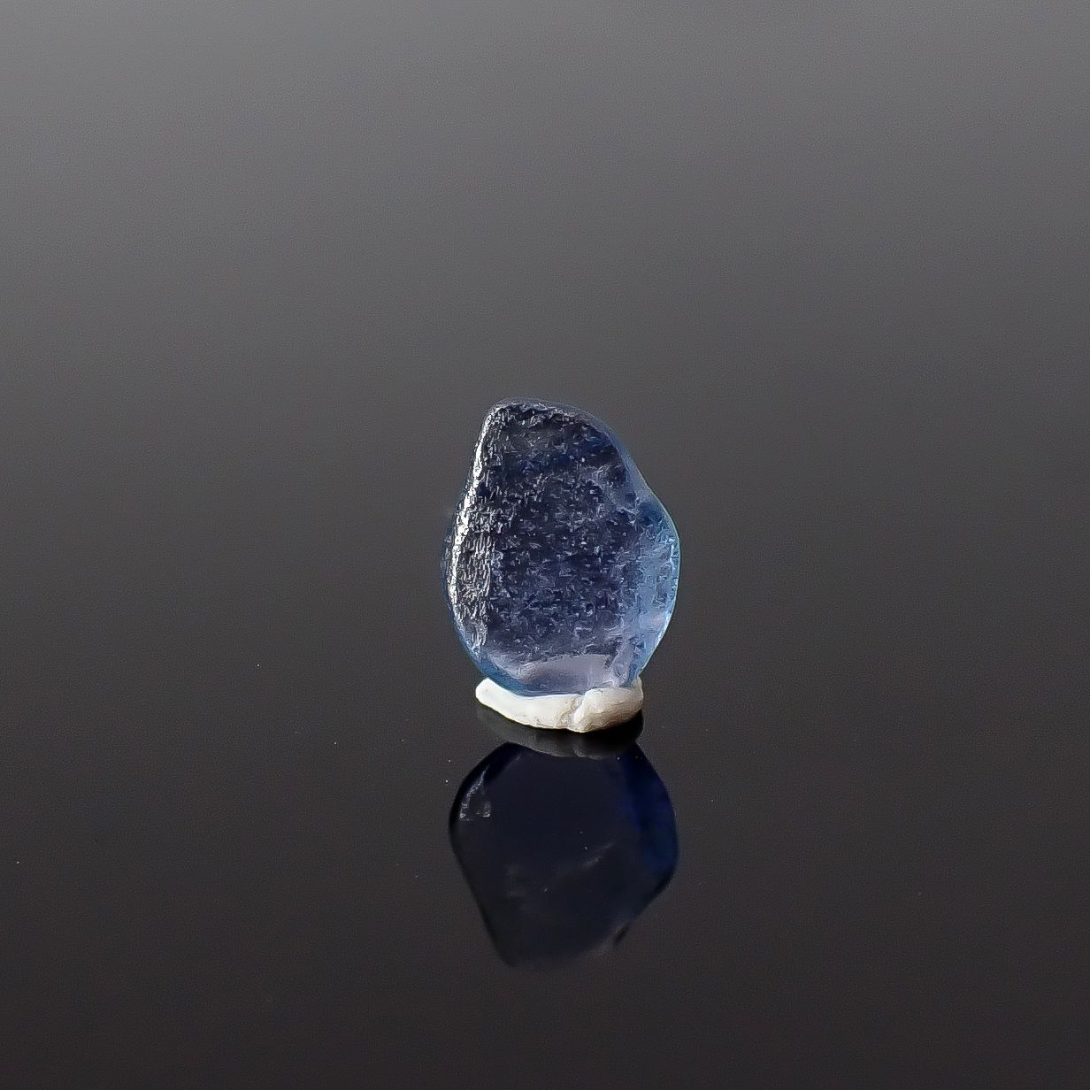 ヨーゴサファイア原石 アメリカ・モンタナ州ヨーゴ渓谷産 0.30ct / 5.8x4.5mm前後 [260431992]