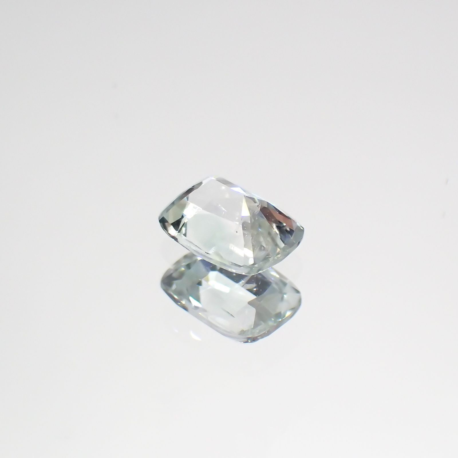 ジェレメジェバイト(宝石名エレメジェバイト)ナミビア産 0.48ct 識別済[220616304]5.4x4mm前後