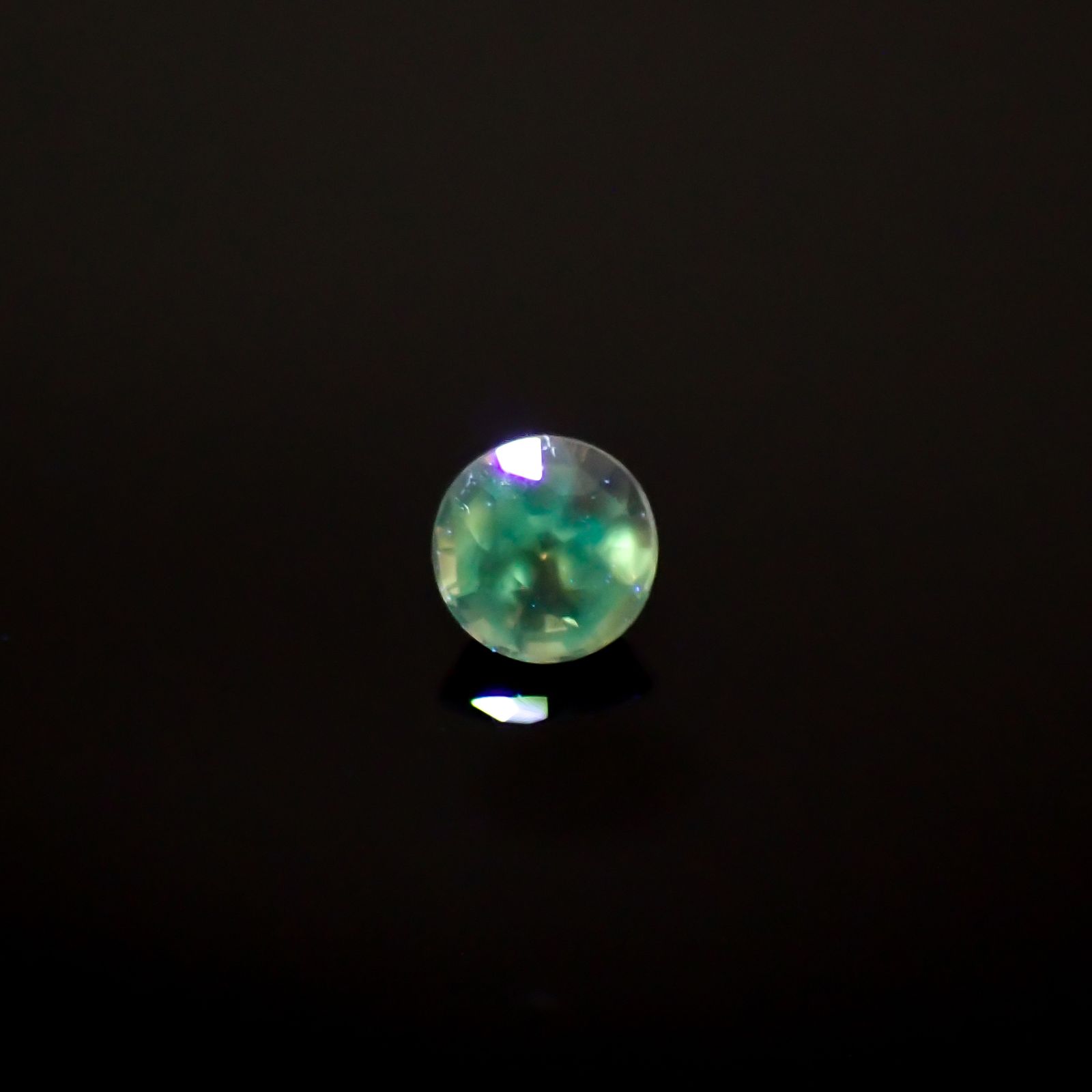 シルキーアレキサンドライト ブラジル産/EmeraldMains社製 0.048ct[240527618]2.2x2.2mm前後