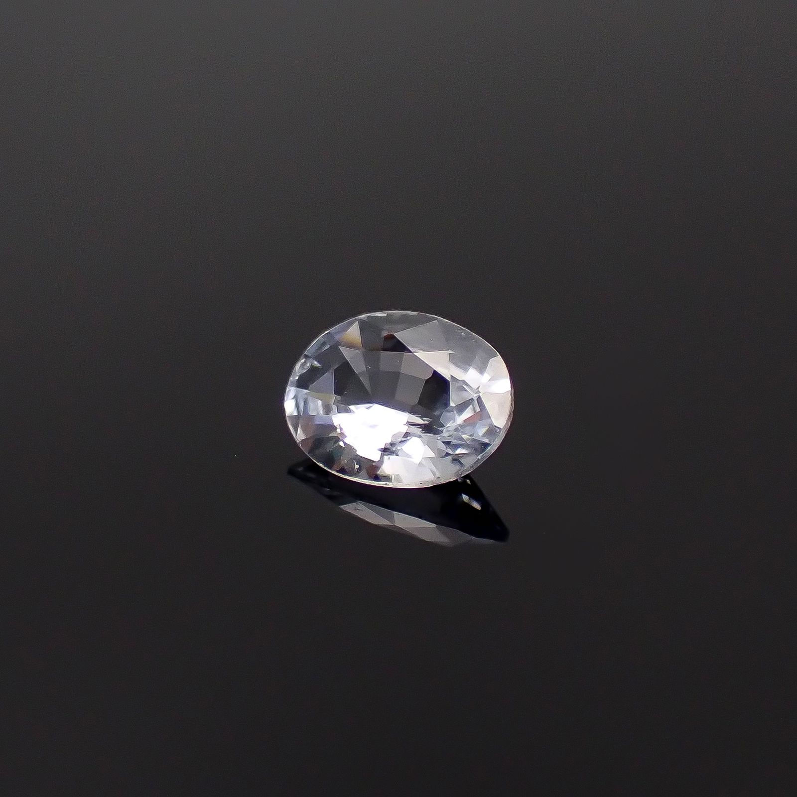 カラーレスサファイア スリランカ産 0.59ct[240527485]6.2x4.9mm前後