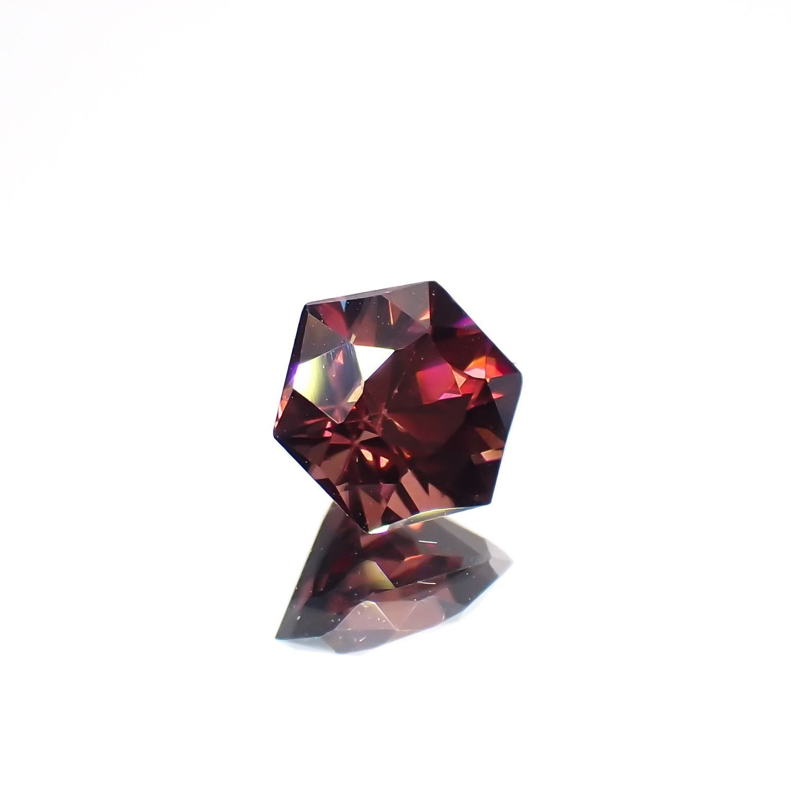 ◇ヘキサゴンカット◇レッドジルコン(宝石名ジルコン)スリランカ/カンボジア産 0.83ct 識別済[221018491]5x5mm前後