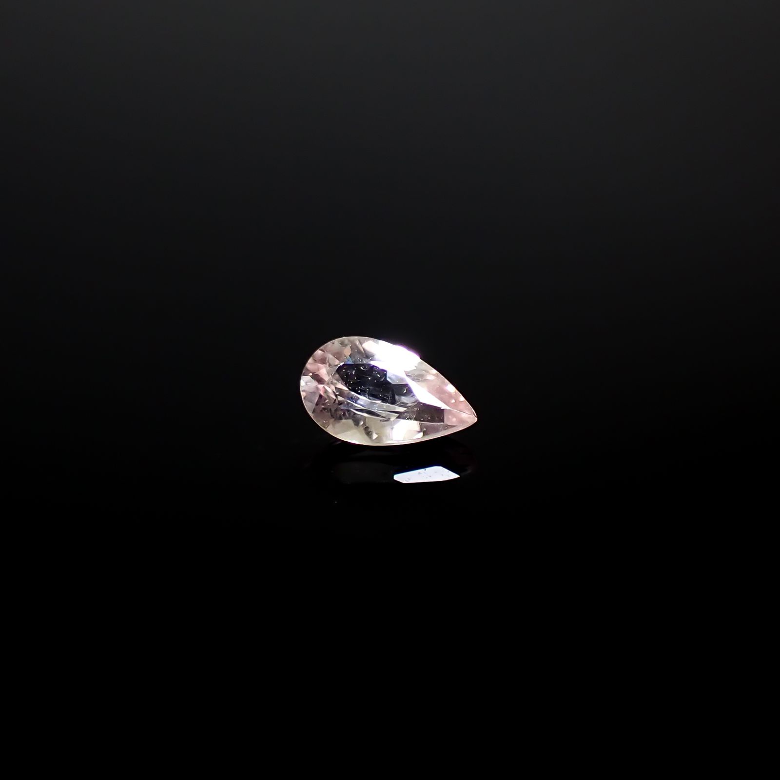 ピンクユークレース(宝石名ピンク・ユークレース)ブラジル産 ソ付(彩珠) 0.110ct / 4.2x2.6mm前後 [260532231]