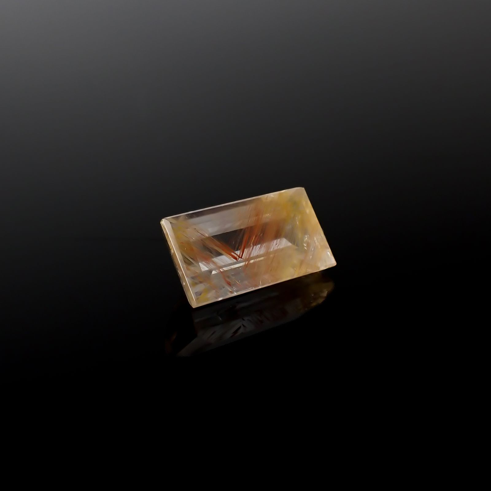 ニードルイントパーズ(チューブイントパーズ) ブラジル・ミナスジェライス州産 8.52ct[240225889]14.9x8mm前後