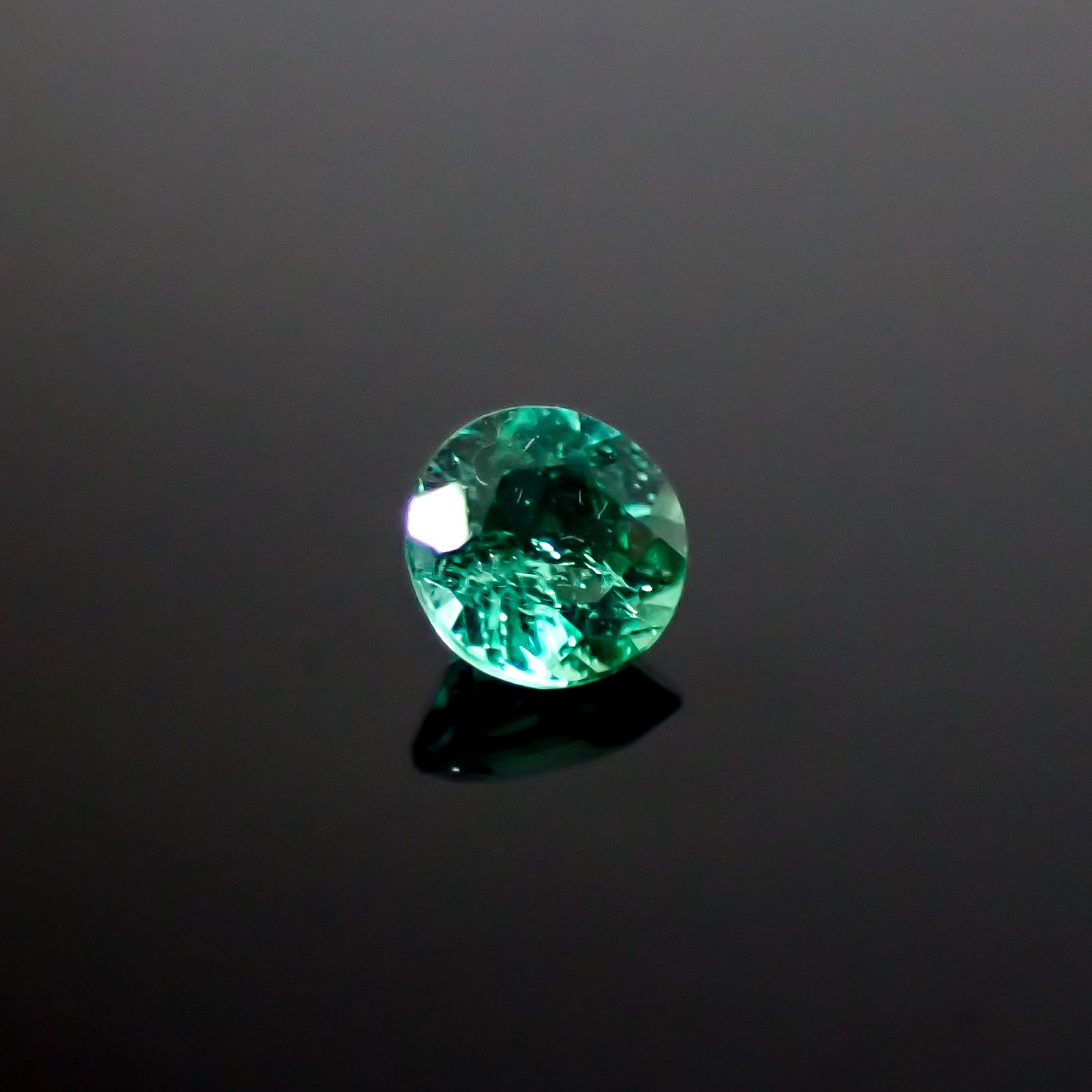 パライバトルマリン ブラジル・キントス鉱山産 0.18ct [241229542]3.5x3.5mm前後