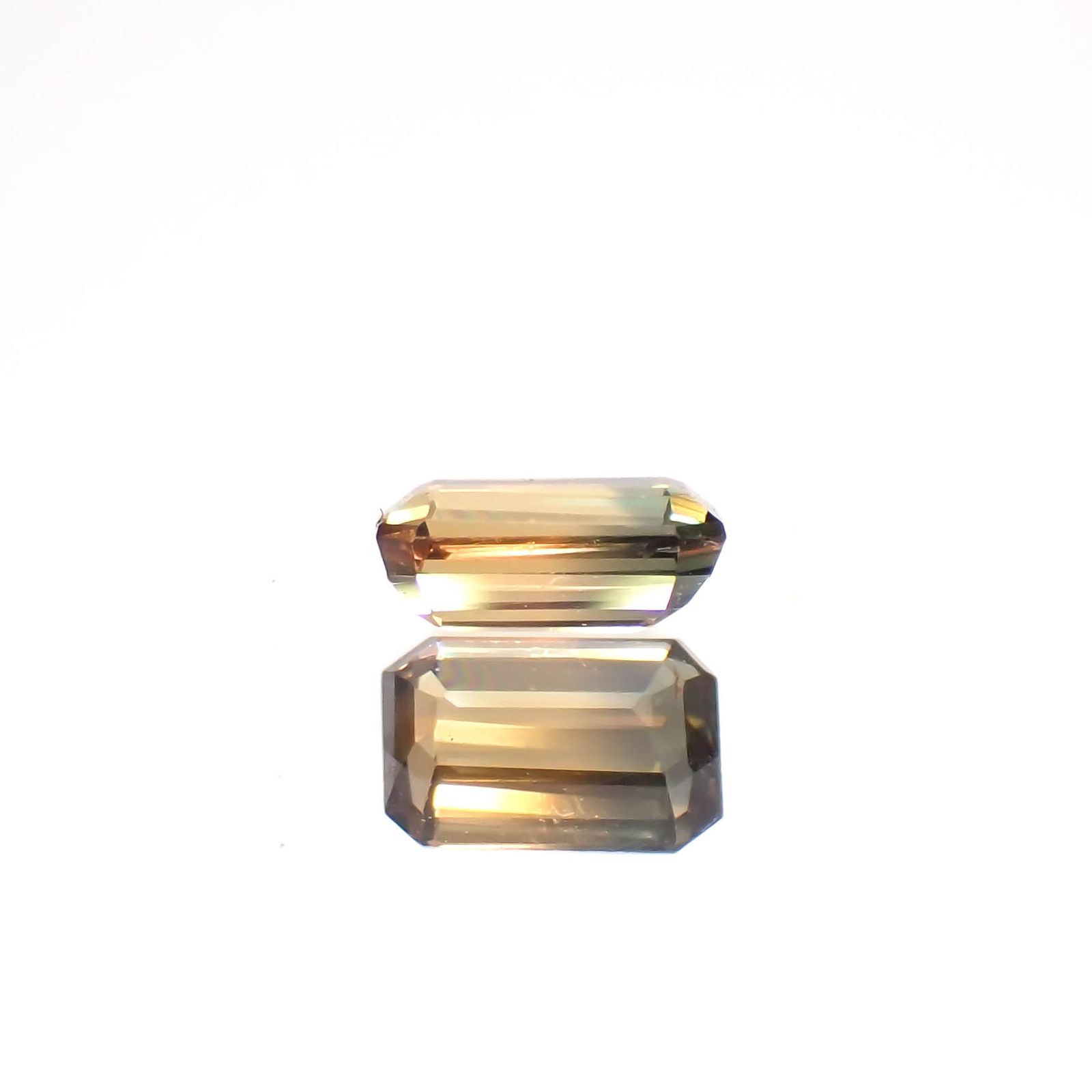 バイカラーサファイア(宝石名バイカラー・サファイア)タンザニア産 0.27ct 識別済[230622375]4.1x2.8mm前後