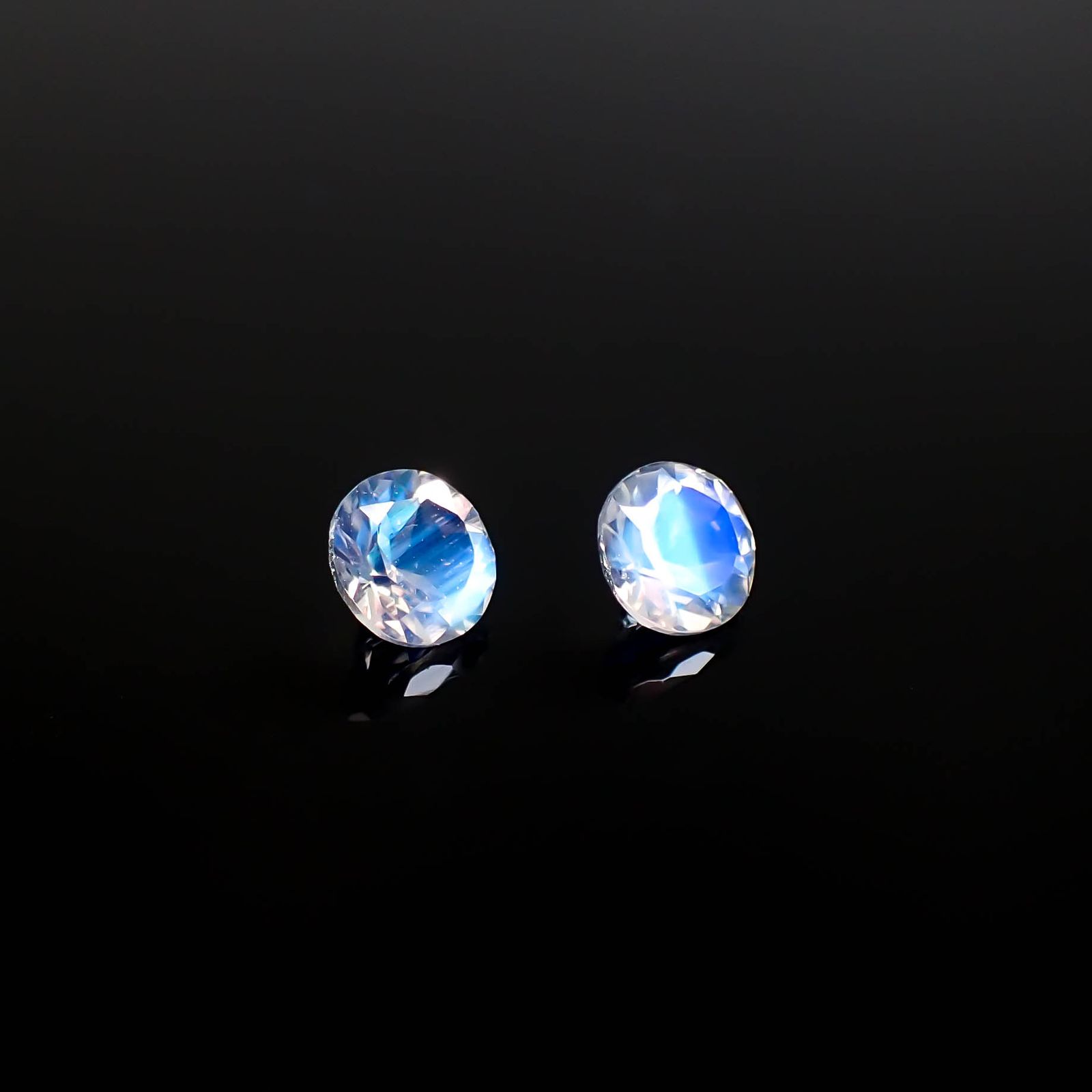 ◇ペアセット◇レインボームーンストーン インド・ビハール産 0.84ct(2pcs合計) 識別済[250430309]5x4.9mm前後