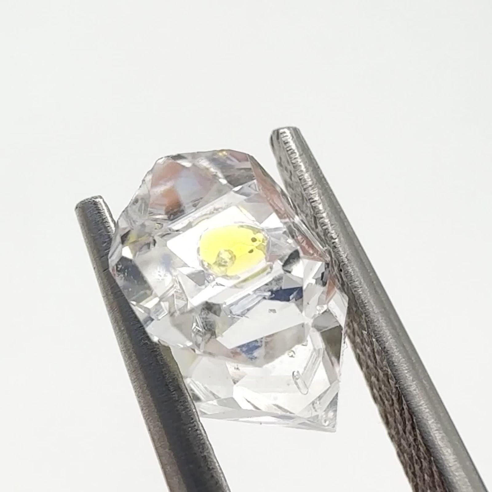 オイルインクォーツ原石 パキスタン産 1.37ct / 9x5.9mm前後