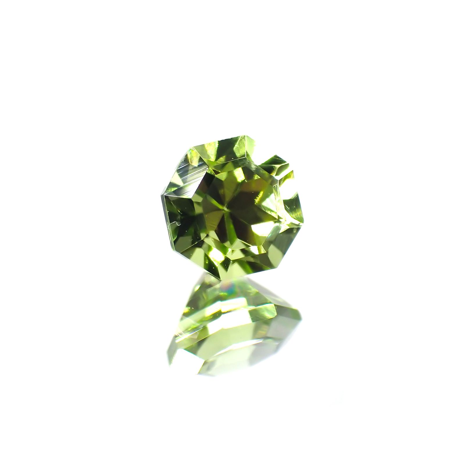 ◇オクタゴンカット◇ペリドット(宝石名ペリドット) パキスタン産 0.75ct 識別済[251013112]5.1×5mm前後