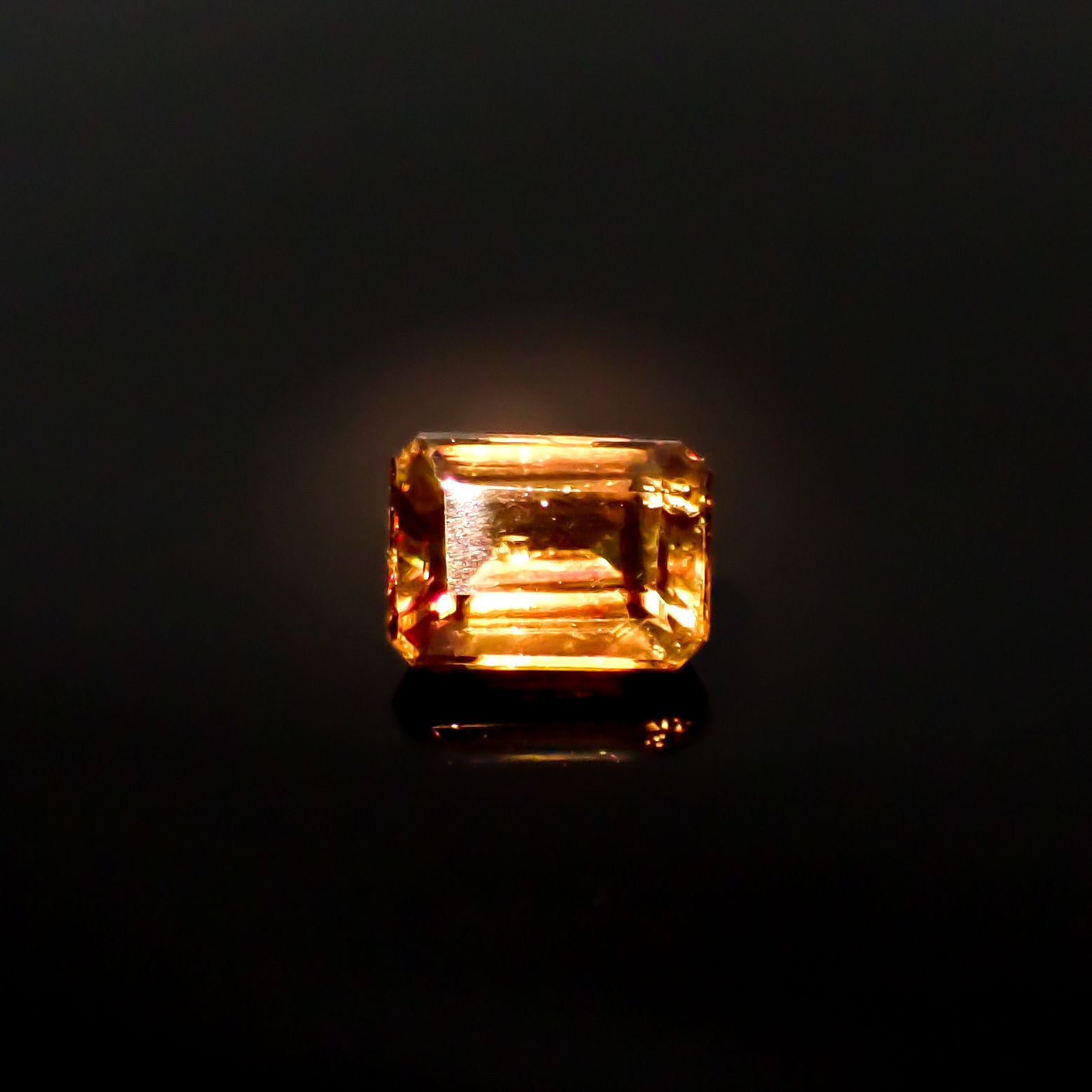 カラーチェンジスフェーン(宝石名スフェーン / カラーチェンジ・タイプ)パキスタン産 0.97ct 識別済[240627958]6.2x4.5mm前後