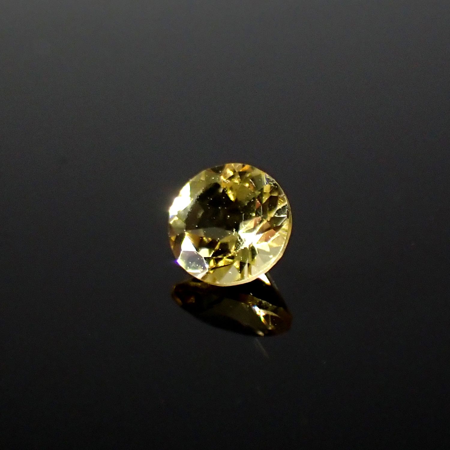 イエローダンビュライト タンザニア産 0.33ct[240125458]4.4x4.4mm前後