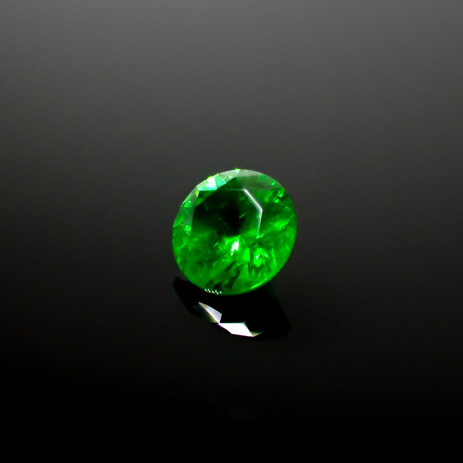 デマントイドガーネット ロシア産 0.41ct [241029307]4.4x4.4mm前後