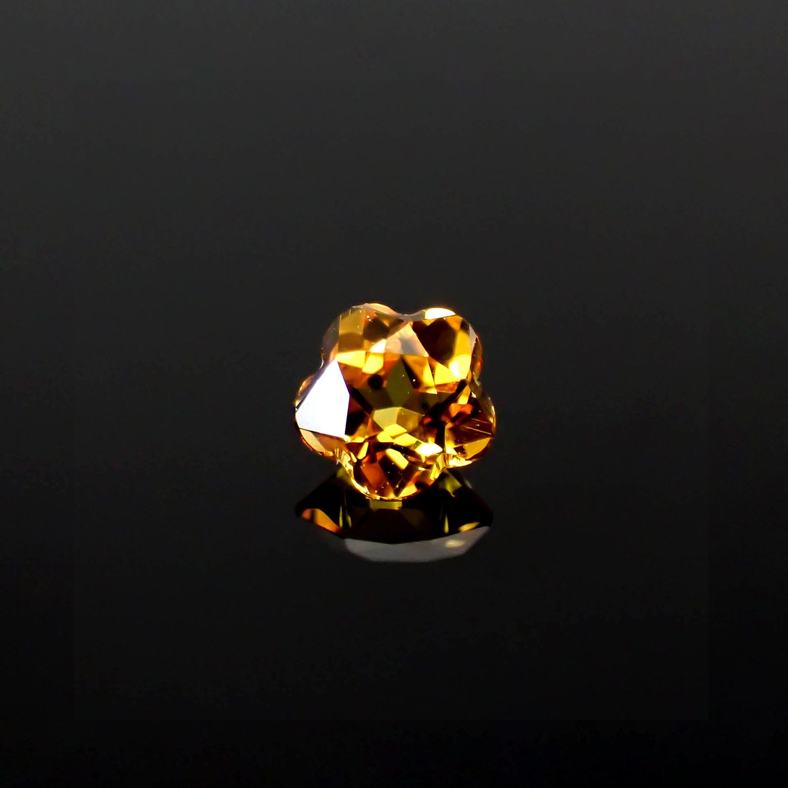 ◇カスタム・フラワーカット◇ファンシーカラーサファイア スリランカ/マダガスカル産 0.20ct [250329992]3.4x3.4mm前後