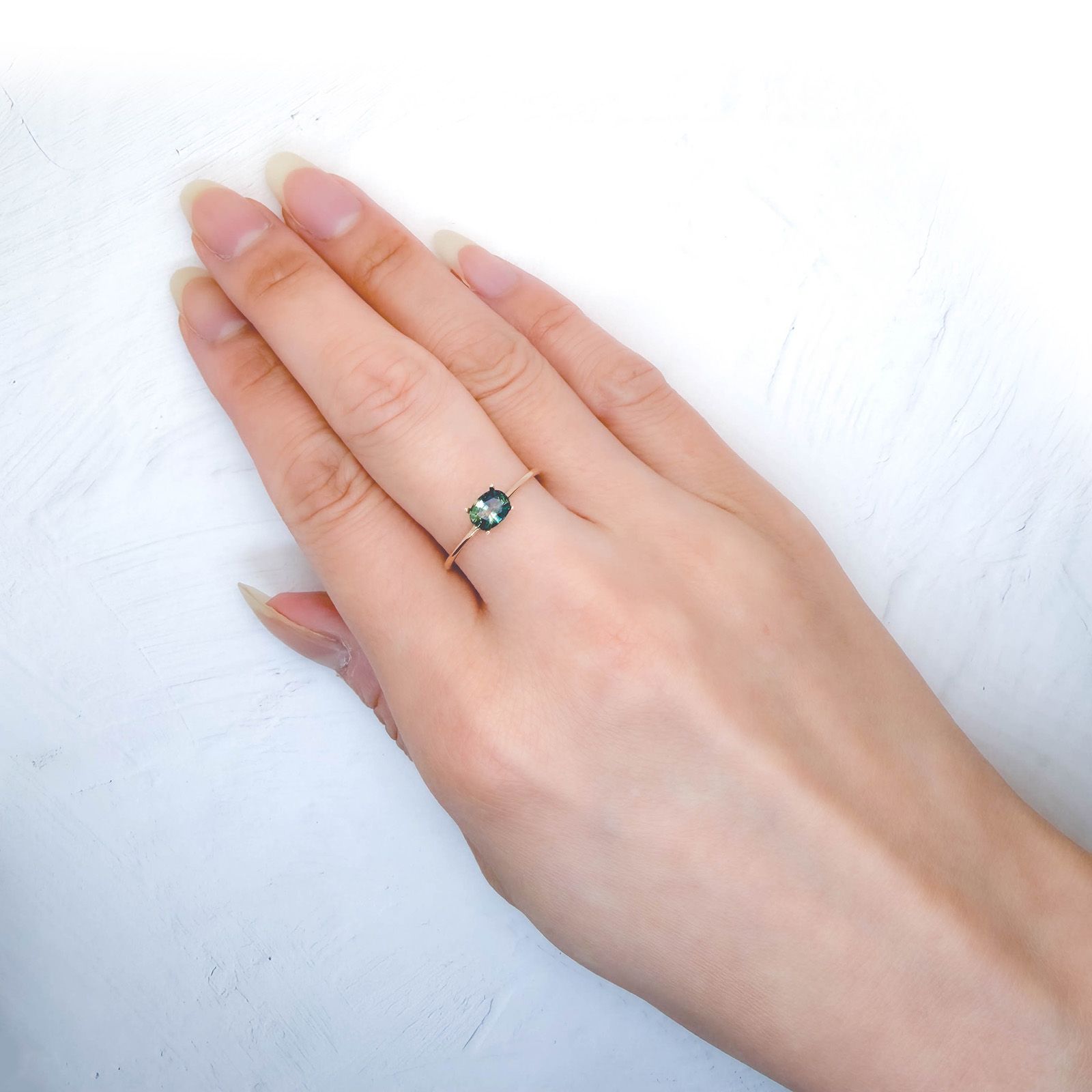 バイカラーサファイア(宝石名バイカラー・サファイア)マダガスカル/オーストラリア産 識別済 0.64ct / 5.6x4.2mm前後 [260814082]